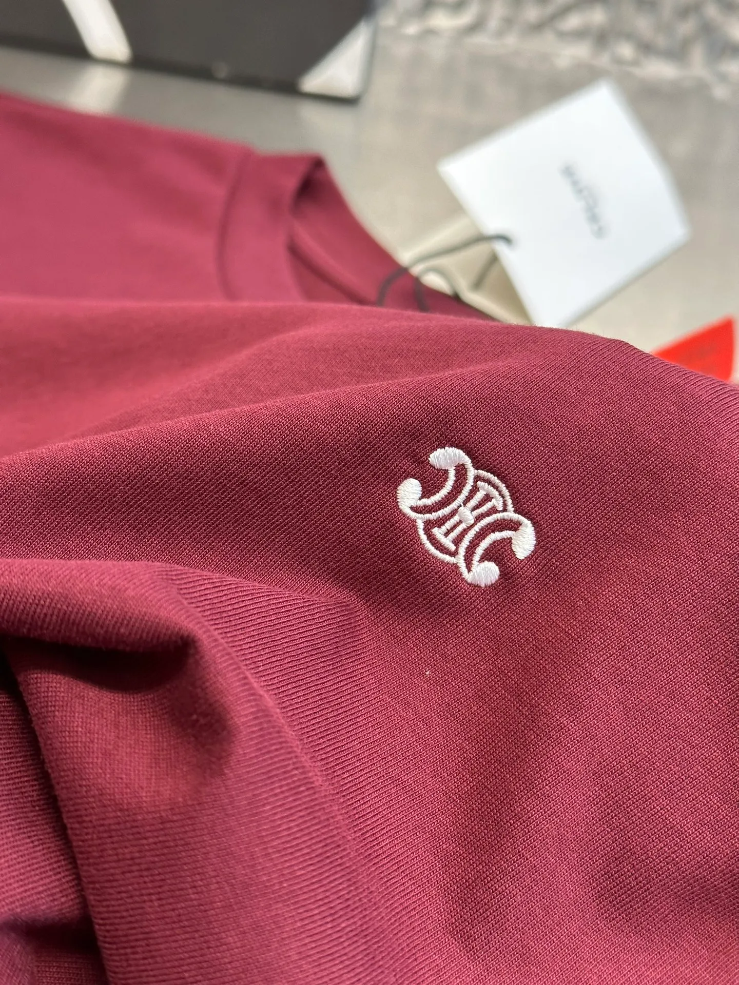 🅿️250 Celine Arc de Triomphe short-sleeve (new color) uses 40 double strands. The iconic Celine Arc de Triomphe logo embellishes the front, with red as the base tone, as dazzling as the scorching sun.  Adopt imported machine embroidery technology, use advanced computer control systems and precision mechanical components to realize the Arc de Triomphe embroidery operation size: s m l xl