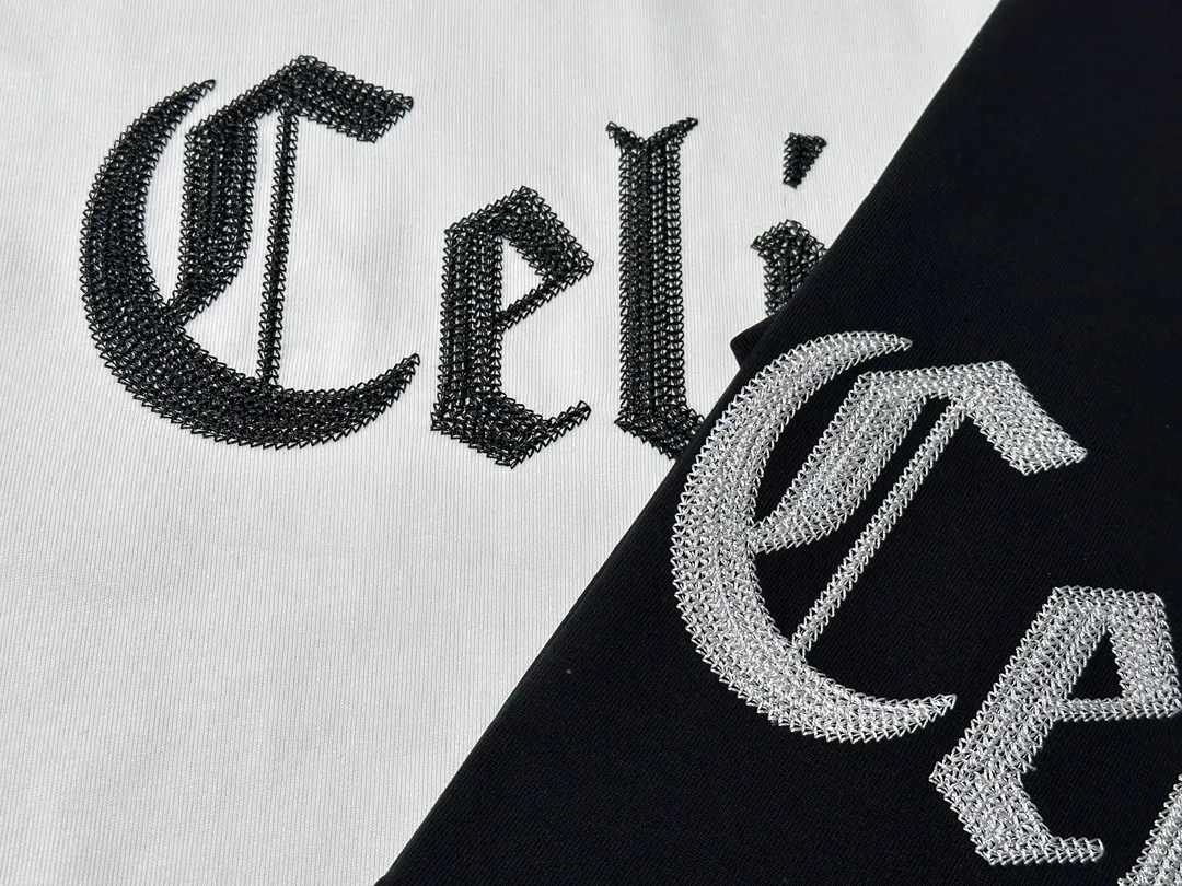 🅿️200 CELINE LOGO is exquisitely upgraded, inspired by the retro of the 1980s. Original fabric. Official same style. Short-sleeved T-shirt. Customized fabric. Fabric dyed in the same vat. Very comfortable to the touch. Latest brick cabinet synchronization for spring and summer. Fashionable and personalized. Super versatile. Loose fit is very suitable for both men and women. A must-have for everyone. Hang tag. Collar label. Washed wheat. Complete with three labels. Color: black white.
