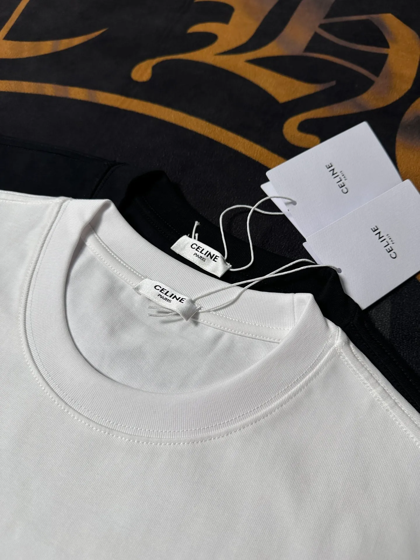 🅿️200 CELINE LOGO is exquisitely upgraded, inspired by the retro of the 1980s. Original fabric. Official same style. Short-sleeved T-shirt. Customized fabric. Fabric dyed in the same vat. Very comfortable to the touch. Latest brick cabinet synchronization for spring and summer. Fashionable and personalized. Super versatile. Loose fit is very suitable for both men and women. A must-have for everyone. Hang tag. Collar label. Washed wheat. Complete with three labels. Color: black white.