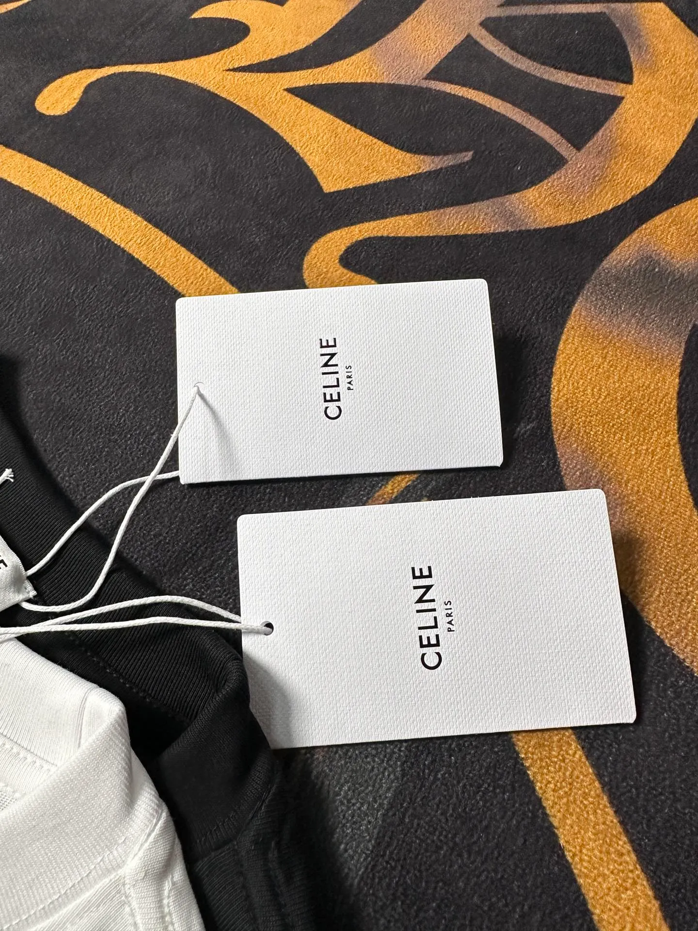 🅿️200 CELINE LOGO is exquisitely upgraded, inspired by the retro of the 1980s. Original fabric. Official same style. Short-sleeved T-shirt. Customized fabric. Fabric dyed in the same vat. Very comfortable to the touch. Latest brick cabinet synchronization for spring and summer. Fashionable and personalized. Super versatile. Loose fit is very suitable for both men and women. A must-have for everyone. Hang tag. Collar label. Washed wheat. Complete with three labels. Color: black white.