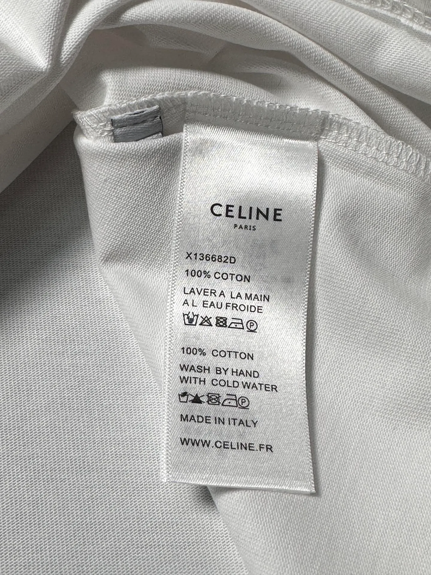 🅿️200 CELINE LOGO is exquisitely upgraded, inspired by the retro of the 1980s. Original fabric. Official same style. Short-sleeved T-shirt. Customized fabric. Fabric dyed in the same vat. Very comfortable to the touch. Latest brick cabinet synchronization for spring and summer. Fashionable and personalized. Super versatile. Loose fit is very suitable for both men and women. A must-have for everyone. Hang tag. Collar label. Washed wheat. Complete with three labels. Color: black white.