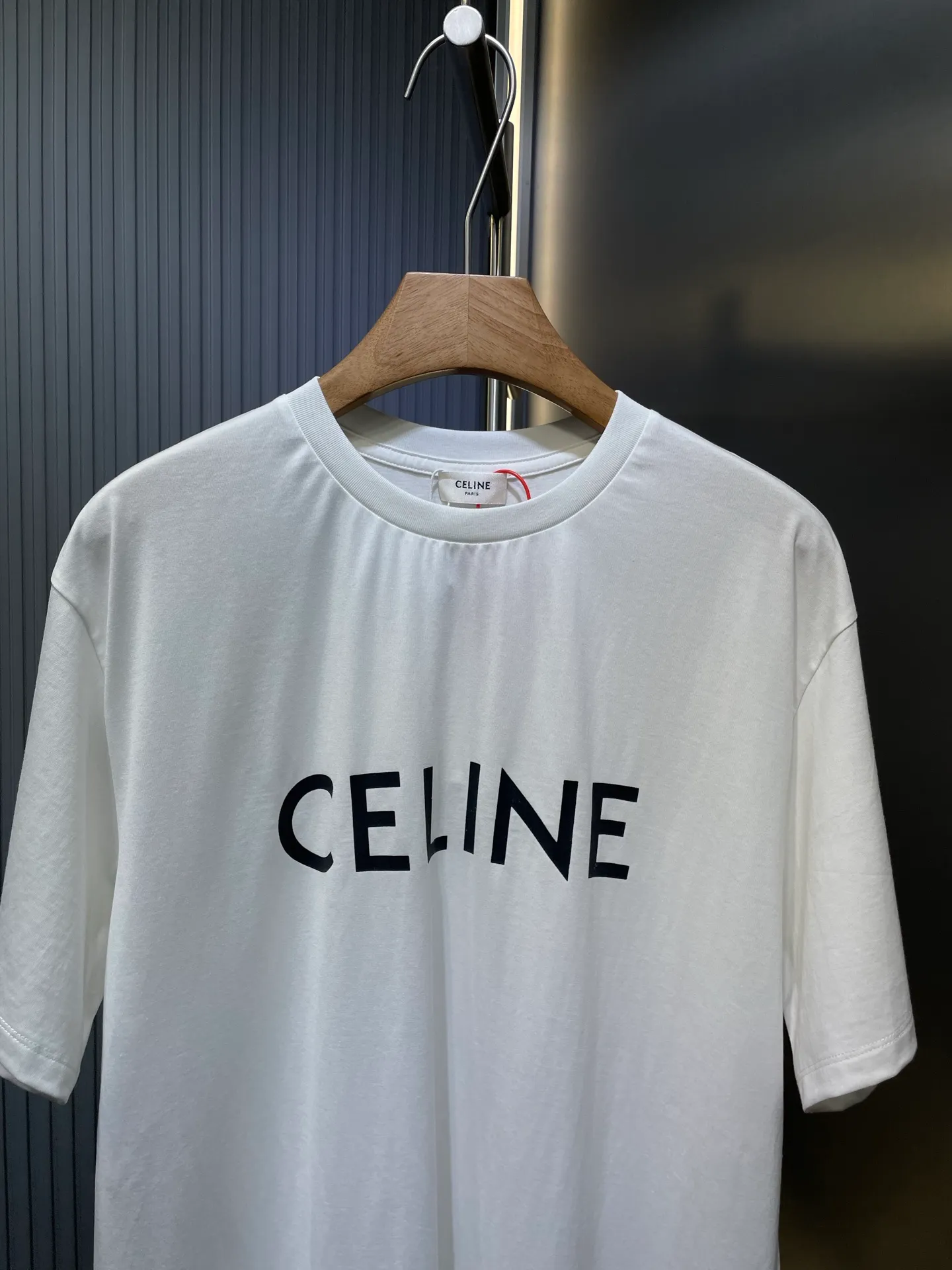 🅿️260 Celine Logo🌟 Printed short sleeves Made of 170 grams of 50 double strands, soft to the touch, comfortable and skin-friendly. The iconic Celine Logo print embellishes the front. Simple to the extreme, it is fashionable. The simplest classic white T-shirt is the most touching. Process 1: Printed with elastic glue, the effect is neat and tidy, and the workmanship is cumbersome. Process 2: The fabrics have been washed, the texture is better, and it is not easy to deform. Not easy to shrink, not easy to fade, maintain long-term beauty Accessories: Customized 1:1 Celine trademark Version: Loose version Size: XS S M L Style number: 23298-A10