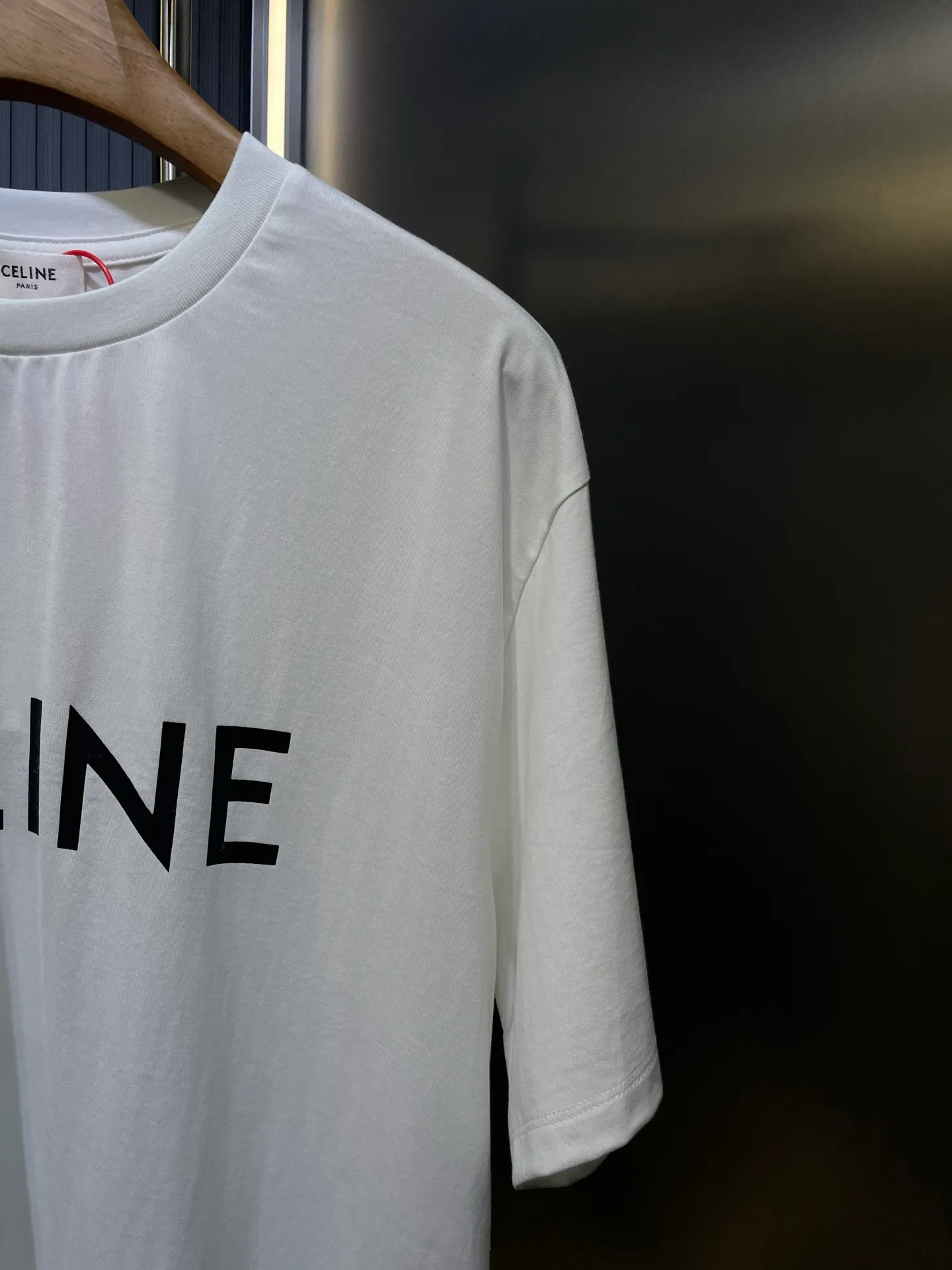 🅿️260 Celine Logo🌟 Printed short sleeves Made of 170 grams of 50 double strands, soft to the touch, comfortable and skin-friendly. The iconic Celine Logo print embellishes the front. Simple to the extreme, it is fashionable. The simplest classic white T-shirt is the most touching. Process 1: Printed with elastic glue, the effect is neat and tidy, and the workmanship is cumbersome. Process 2: The fabrics have been washed, the texture is better, and it is not easy to deform. Not easy to shrink, not easy to fade, maintain long-term beauty Accessories: Customized 1:1 Celine trademark Version: Loose version Size: XS S M L Style number: 23298-A10