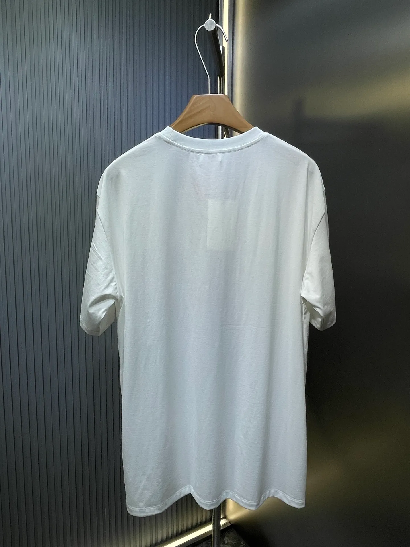 🅿️260 Celine Logo🌟 Printed short sleeves Made of 170 grams of 50 double strands, soft to the touch, comfortable and skin-friendly. The iconic Celine Logo print embellishes the front. Simple to the extreme, it is fashionable. The simplest classic white T-shirt is the most touching. Process 1: Printed with elastic glue, the effect is neat and tidy, and the workmanship is cumbersome. Process 2: The fabrics have been washed, the texture is better, and it is not easy to deform. Not easy to shrink, not easy to fade, maintain long-term beauty Accessories: Customized 1:1 Celine trademark Version: Loose version Size: XS S M L Style number: 23298-A10