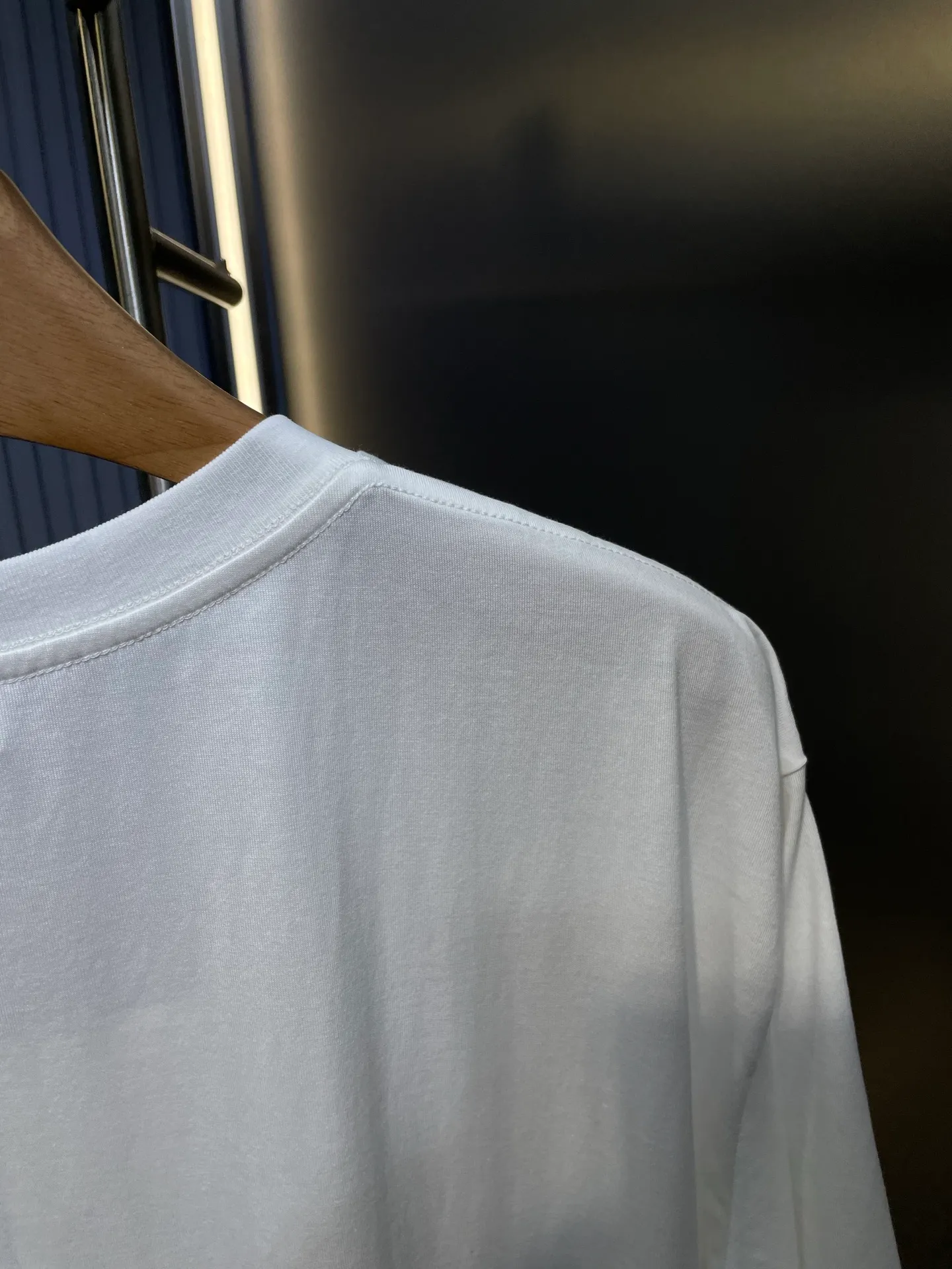🅿️260 Celine Logo🌟 Printed short sleeves Made of 170 grams of 50 double strands, soft to the touch, comfortable and skin-friendly. The iconic Celine Logo print embellishes the front. Simple to the extreme, it is fashionable. The simplest classic white T-shirt is the most touching. Process 1: Printed with elastic glue, the effect is neat and tidy, and the workmanship is cumbersome. Process 2: The fabrics have been washed, the texture is better, and it is not easy to deform. Not easy to shrink, not easy to fade, maintain long-term beauty Accessories: Customized 1:1 Celine trademark Version: Loose version Size: XS S M L Style number: 23298-A10