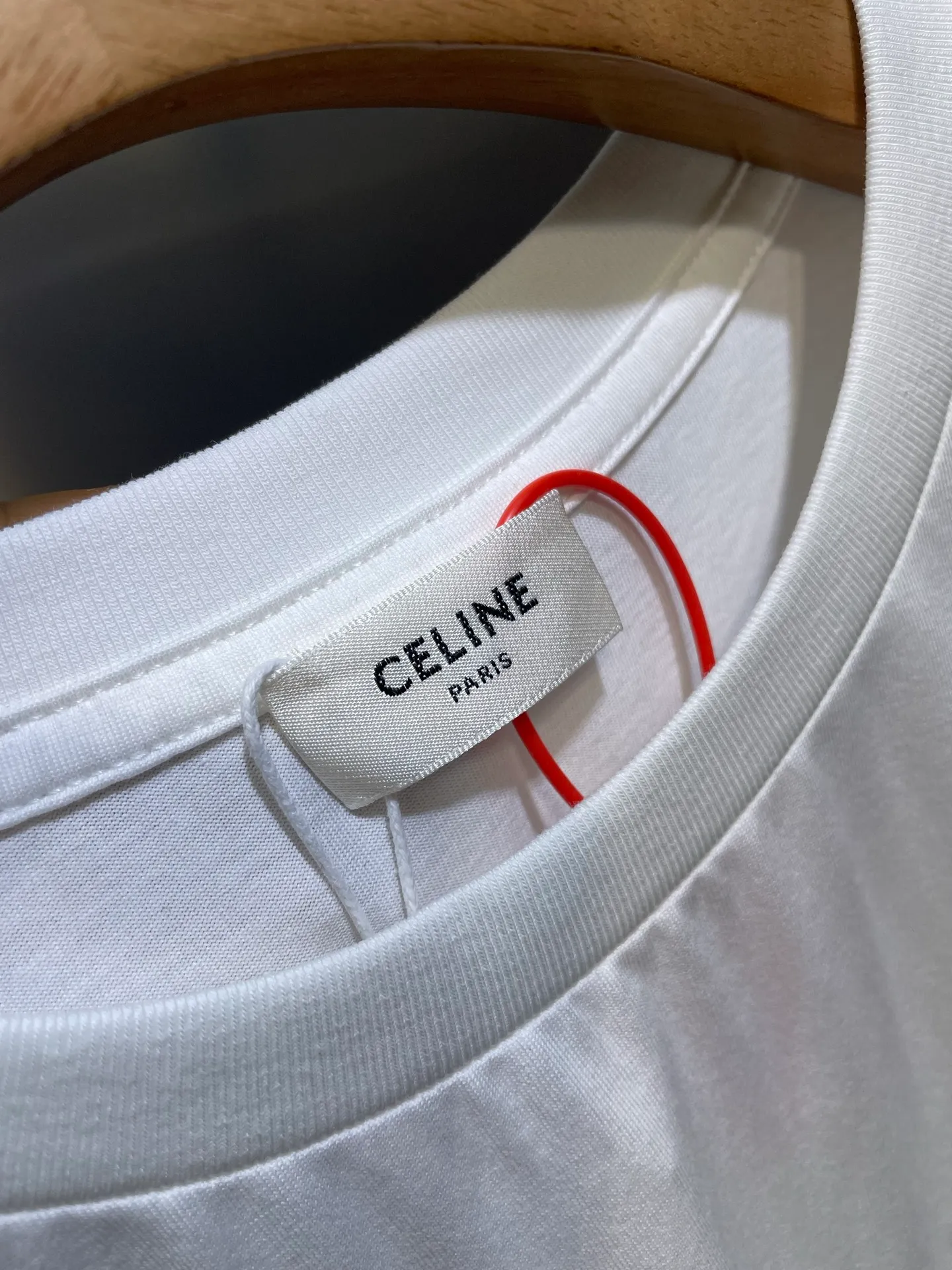 🅿️260 Celine Logo🌟 Printed short sleeves Made of 170 grams of 50 double strands, soft to the touch, comfortable and skin-friendly. The iconic Celine Logo print embellishes the front. Simple to the extreme, it is fashionable. The simplest classic white T-shirt is the most touching. Process 1: Printed with elastic glue, the effect is neat and tidy, and the workmanship is cumbersome. Process 2: The fabrics have been washed, the texture is better, and it is not easy to deform. Not easy to shrink, not easy to fade, maintain long-term beauty Accessories: Customized 1:1 Celine trademark Version: Loose version Size: XS S M L Style number: 23298-A10