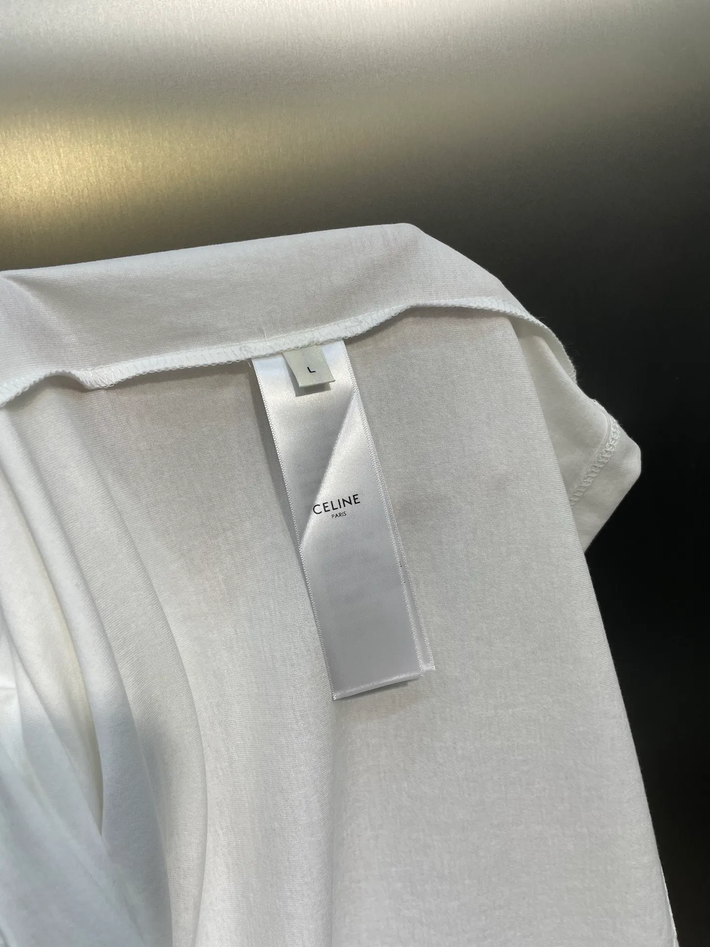 🅿️260 Celine Logo🌟 Printed short sleeves Made of 170 grams of 50 double strands, soft to the touch, comfortable and skin-friendly. The iconic Celine Logo print embellishes the front. Simple to the extreme, it is fashionable. The simplest classic white T-shirt is the most touching. Process 1: Printed with elastic glue, the effect is neat and tidy, and the workmanship is cumbersome. Process 2: The fabrics have been washed, the texture is better, and it is not easy to deform. Not easy to shrink, not easy to fade, maintain long-term beauty Accessories: Customized 1:1 Celine trademark Version: Loose version Size: XS S M L Style number: 23298-A10