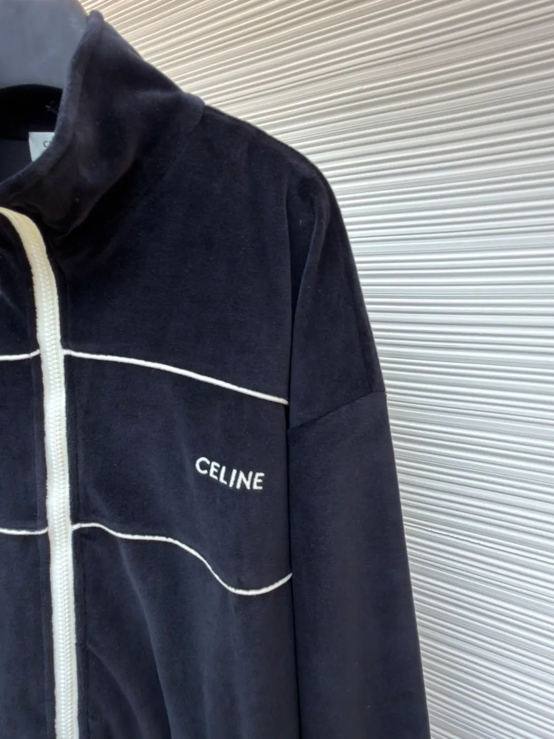 CELINE velvet letter jacket ●Original version: purchased and developed for 13,000 ●Item number: 1681425-B25 ●Fabric: velvet fabric ●Technology: Pressed production ●Version: fitted version ●Weight: about 665 grams ●Size: XS-S-M-L ●Description: The fabric is made of 80% cotton + 20% polyester blended plain fabric. The AB color swatch is printed according to the Y version, and the bulk fabric is ordered and dyed. The loops on the surface of the fabric are raised using a 24-pipe napping machine. After raising, the nap is suctioned and sheared, just like the Y version. The pile height is 0.3cm. The pile components are all 100% cotton yarn. It is breathable and anti-static. It is different from the low-end versions of polyester fleece fabrics in the market. The front panel is embroidered with Tajima embroidery machine imported from Japan. The cotton mercerized thread is embroidered in multiple layers to embroider three-dimensional small chapter flowers. The bottom The surface is equipped with TPU film, which is manually positioned and pressed on the cut piece using a constant-temperature embossing machine. It is matched with 50s double-ply cotton plain weave pocket fabric. A small pendant with double C snap hardware is hung on the zipper. The entire stop is flat-carved with contrasting color extrusion strips, and all seams are small three-line and two-point seams. The overall wiring is straight and delicate, the fabric is comfortable and soft, and the color is consistent without color difference. It can be matched with the same style to create a fashionable look and control various occasions. Customized accessories, complete with three standards, same style for men and women!