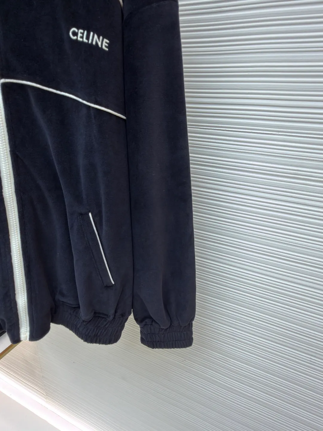 CELINE velvet letter jacket ●Original version: purchased and developed for 13,000 ●Item number: 1681425-B25 ●Fabric: velvet fabric ●Technology: Pressed production ●Version: fitted version ●Weight: about 665 grams ●Size: XS-S-M-L ●Description: The fabric is made of 80% cotton + 20% polyester blended plain fabric. The AB color swatch is printed according to the Y version, and the bulk fabric is ordered and dyed. The loops on the surface of the fabric are raised using a 24-pipe napping machine. After raising, the nap is suctioned and sheared, just like the Y version. The pile height is 0.3cm. The pile components are all 100% cotton yarn. It is breathable and anti-static. It is different from the low-end versions of polyester fleece fabrics in the market. The front panel is embroidered with Tajima embroidery machine imported from Japan. The cotton mercerized thread is embroidered in multiple layers to embroider three-dimensional small chapter flowers. The bottom The surface is equipped with TPU film, which is manually positioned and pressed on the cut piece using a constant-temperature embossing machine. It is matched with 50s double-ply cotton plain weave pocket fabric. A small pendant with double C snap hardware is hung on the zipper. The entire stop is flat-carved with contrasting color extrusion strips, and all seams are small three-line and two-point seams. The overall wiring is straight and delicate, the fabric is comfortable and soft, and the color is consistent without color difference. It can be matched with the same style to create a fashionable look and control various occasions. Customized accessories, complete with three standards, same style for men and women!
