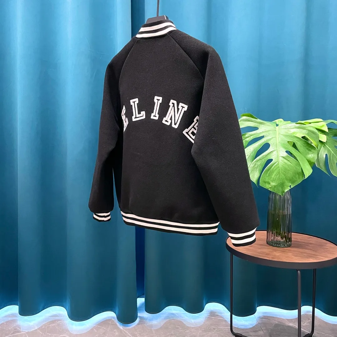 🅿️440 Celine runway style baseball jacket. I ordered the original model and it took a month to finally ship. I love it so much. The upper body is really cool. A Douyin blogger said that this year's new jacket will become a future trend. If you look through street photos, you will find that celebrities regard it as a collectible jacket, a must-have item for men and women who want light luxury for commuting. Developing the highest version on the entire network, it took 1 month to customize and the cost was extremely high. The German imported flat-machine made custom-woven wool jacquard threads, using the first layer of imported lambskin. The pleated texture is unparalleled. It is hand-cut and meticulously crafted. The stitching position is very technical. Whether the whole garment is good or not depends on this position. Top-notch workmanship and details can stand the test. A full set of customized accessories, the letters are clear and perfectly restored without any difference. High-end atmosphere and full grade! The entire dress is exclusively customized with heavy craftsmanship. The towel patch embroidery is perfectly combined with craft embroidery and precise stitching! Absolute craftsmanship quality!