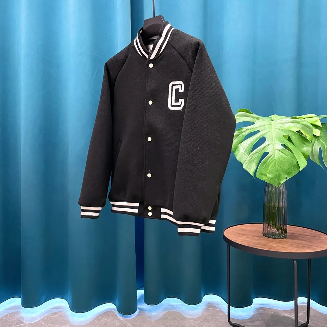 🅿️440 Celine runway style baseball jacket. I ordered the original model and it took a month to finally ship. I love it so much. The upper body is really cool. A Douyin blogger said that this year's new jacket will become a future trend. If you look through street photos, you will find that celebrities regard it as a collectible jacket, a must-have item for men and women who want light luxury for commuting. Developing the highest version on the entire network, it took 1 month to customize and the cost was extremely high. The German imported flat-machine made custom-woven wool jacquard threads, using the first layer of imported lambskin. The pleated texture is unparalleled. It is hand-cut and meticulously crafted. The stitching position is very technical. Whether the whole garment is good or not depends on this position. Top-notch workmanship and details can stand the test. A full set of customized accessories, the letters are clear and perfectly restored without any difference. High-end atmosphere and full grade! The entire dress is exclusively customized with heavy craftsmanship. The towel patch embroidery is perfectly combined with craft embroidery and precise stitching! Absolute craftsmanship quality!