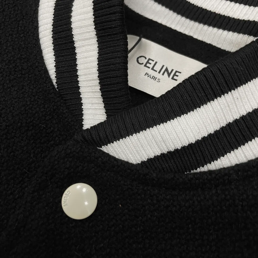 🅿️440 Celine runway style baseball jacket. I ordered the original model and it took a month to finally ship. I love it so much. The upper body is really cool. A Douyin blogger said that this year's new jacket will become a future trend. If you look through street photos, you will find that celebrities regard it as a collectible jacket, a must-have item for men and women who want light luxury for commuting. Developing the highest version on the entire network, it took 1 month to customize and the cost was extremely high. The German imported flat-machine made custom-woven wool jacquard threads, using the first layer of imported lambskin. The pleated texture is unparalleled. It is hand-cut and meticulously crafted. The stitching position is very technical. Whether the whole garment is good or not depends on this position. Top-notch workmanship and details can stand the test. A full set of customized accessories, the letters are clear and perfectly restored without any difference. High-end atmosphere and full grade! The entire dress is exclusively customized with heavy craftsmanship. The towel patch embroidery is perfectly combined with craft embroidery and precise stitching! Absolute craftsmanship quality!