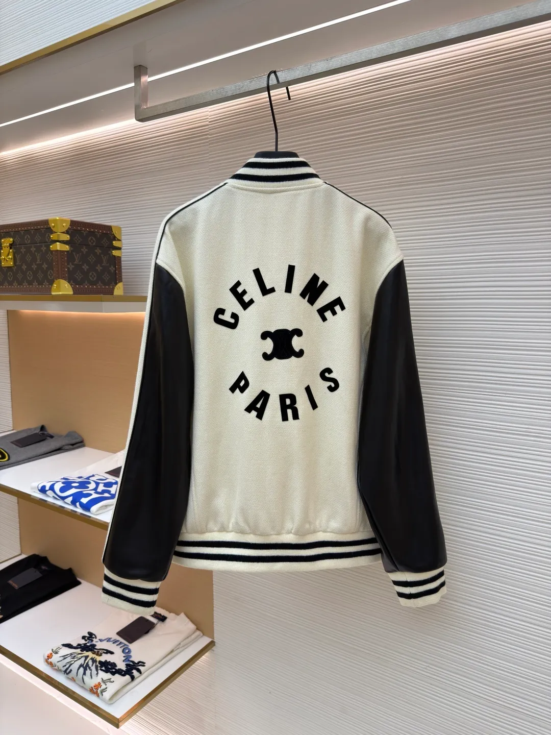 Celine buttoned cowhide embroidered baseball jacket ●Original version: purchased and developed by 13599 ●Item number: 1682009-C95 ●Fabric: genuine leather fabric ●Technology: embroidery production ●Color: beige ●Version: fitted version ●Weight: about 1165 grams ●Size: 46-48-50-52 ●Description: The main body is made of off-white slub knitted fabric, which is stiff and soft to the touch; the edges of the sleeves and pockets are made of matte black leather, spliced with precision stitching, and the edges are roughened to enhance the texture. The collar, cuffs, and hem are all made of black and white contrasting rib knitting, and the elastic hemming process ensures a good fit. There are 6 black metal snap buttons on the front, which open and close smoothly and are not easy to oxidize. The brand's iconic "double C" logo on the left chest uses flocking embroidery technology to make it three-dimensional and full. The pockets have an oblique invisible design, and the inner lining is made of cotton fabric of the same color. The wiring is even and fine, and the overall craftsmanship takes into account both retro style and high-end texture. The overall wiring is straight and delicate, the fabric is comfortable and soft, and the color is consistent without color difference. It can be matched with the same style to create a fashionable look and control various occasions. Customized accessories, complete with three standards, same style for men and women!