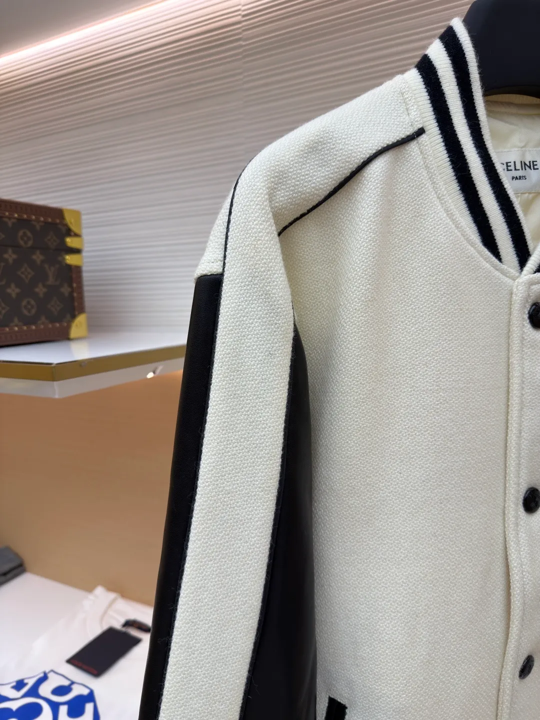 Celine buttoned cowhide embroidered baseball jacket ●Original version: purchased and developed by 13599 ●Item number: 1682009-C95 ●Fabric: genuine leather fabric ●Technology: embroidery production ●Color: beige ●Version: fitted version ●Weight: about 1165 grams ●Size: 46-48-50-52 ●Description: The main body is made of off-white slub knitted fabric, which is stiff and soft to the touch; the edges of the sleeves and pockets are made of matte black leather, spliced with precision stitching, and the edges are roughened to enhance the texture. The collar, cuffs, and hem are all made of black and white contrasting rib knitting, and the elastic hemming process ensures a good fit. There are 6 black metal snap buttons on the front, which open and close smoothly and are not easy to oxidize. The brand's iconic "double C" logo on the left chest uses flocking embroidery technology to make it three-dimensional and full. The pockets have an oblique invisible design, and the inner lining is made of cotton fabric of the same color. The wiring is even and fine, and the overall craftsmanship takes into account both retro style and high-end texture. The overall wiring is straight and delicate, the fabric is comfortable and soft, and the color is consistent without color difference. It can be matched with the same style to create a fashionable look and control various occasions. Customized accessories, complete with three standards, same style for men and women!