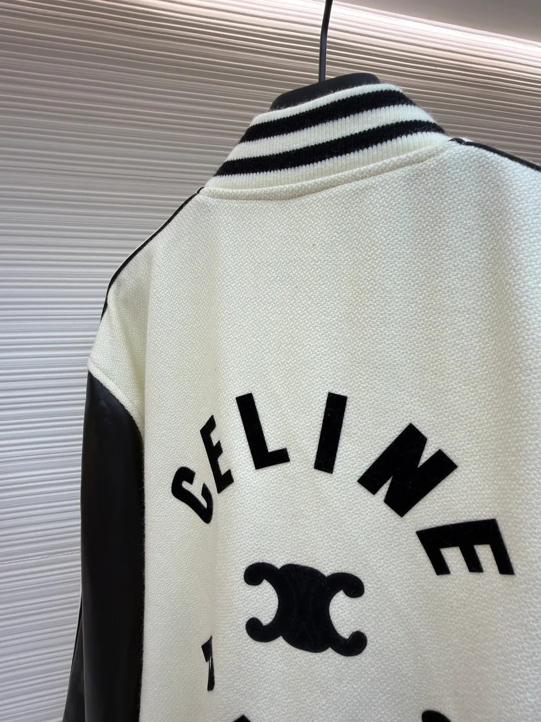 Celine buttoned cowhide embroidered baseball jacket ●Original version: purchased and developed by 13599 ●Item number: 1682009-C95 ●Fabric: genuine leather fabric ●Technology: embroidery production ●Color: beige ●Version: fitted version ●Weight: about 1165 grams ●Size: 46-48-50-52 ●Description: The main body is made of off-white slub knitted fabric, which is stiff and soft to the touch; the edges of the sleeves and pockets are made of matte black leather, spliced with precision stitching, and the edges are roughened to enhance the texture. The collar, cuffs, and hem are all made of black and white contrasting rib knitting, and the elastic hemming process ensures a good fit. There are 6 black metal snap buttons on the front, which open and close smoothly and are not easy to oxidize. The brand's iconic "double C" logo on the left chest uses flocking embroidery technology to make it three-dimensional and full. The pockets have an oblique invisible design, and the inner lining is made of cotton fabric of the same color. The wiring is even and fine, and the overall craftsmanship takes into account both retro style and high-end texture. The overall wiring is straight and delicate, the fabric is comfortable and soft, and the color is consistent without color difference. It can be matched with the same style to create a fashionable look and control various occasions. Customized accessories, complete with three standards, same style for men and women!