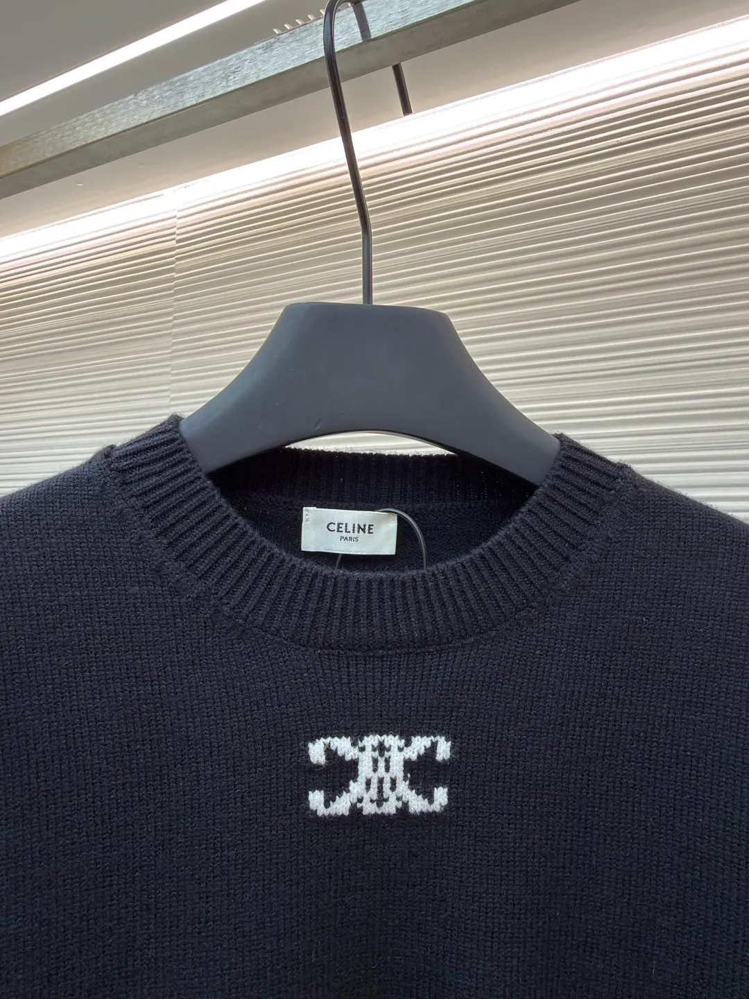 Celine Arc de Triomphe jacquard knitted pullover ●Item number: 1681934-A75 ●Fabric: wool blended fabric ●Technology: jacquard knitting ●Color: black ●Version: fitted version ●Weight: about 535 grams ●Size: S-M-L-XL ●Description: Made of 30% wool, 70% cotton. Partial intarsia craftsmanship, imported 12-knit fabric. The entire garment takes 120 minutes to complete. Garment washing - removal of wool impurities - color fixation - fixed version. This model is CELINE's 2026 new masterpiece. The chest is embellished with partial intarsia of the Arc de Triomphe, adding a new design style. Wool 30% 70% cotton yarn. Not machine washable - do not rinse. The overall wiring is straight and delicate, the fabric is comfortable and soft, and the color is consistent without color difference. It can be matched with the same style to create a fashionable look and control various occasions. Customized accessories, complete with three standards, same style for men and women!