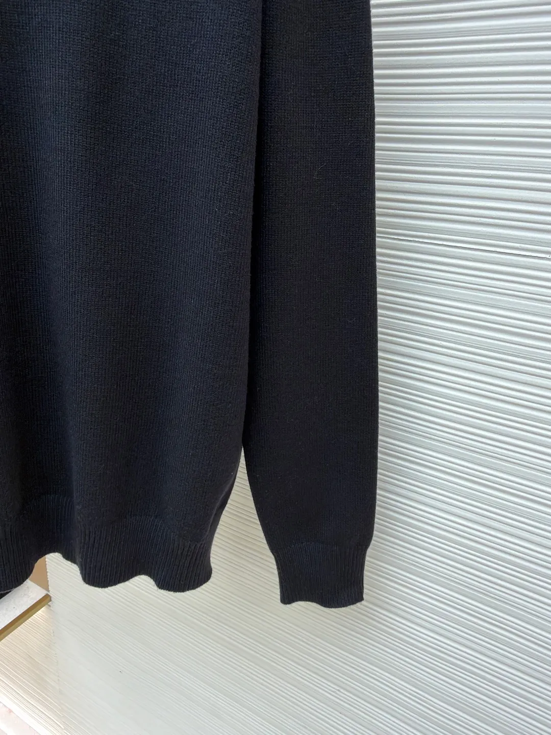 Celine Arc de Triomphe jacquard knitted pullover ●Item number: 1681934-A75 ●Fabric: wool blended fabric ●Technology: jacquard knitting ●Color: black ●Version: fitted version ●Weight: about 535 grams ●Size: S-M-L-XL ●Description: Made of 30% wool, 70% cotton. Partial intarsia craftsmanship, imported 12-knit fabric. The entire garment takes 120 minutes to complete. Garment washing - removal of wool impurities - color fixation - fixed version. This model is CELINE's 2026 new masterpiece. The chest is embellished with partial intarsia of the Arc de Triomphe, adding a new design style. Wool 30% 70% cotton yarn. Not machine washable - do not rinse. The overall wiring is straight and delicate, the fabric is comfortable and soft, and the color is consistent without color difference. It can be matched with the same style to create a fashionable look and control various occasions. Customized accessories, complete with three standards, same style for men and women!