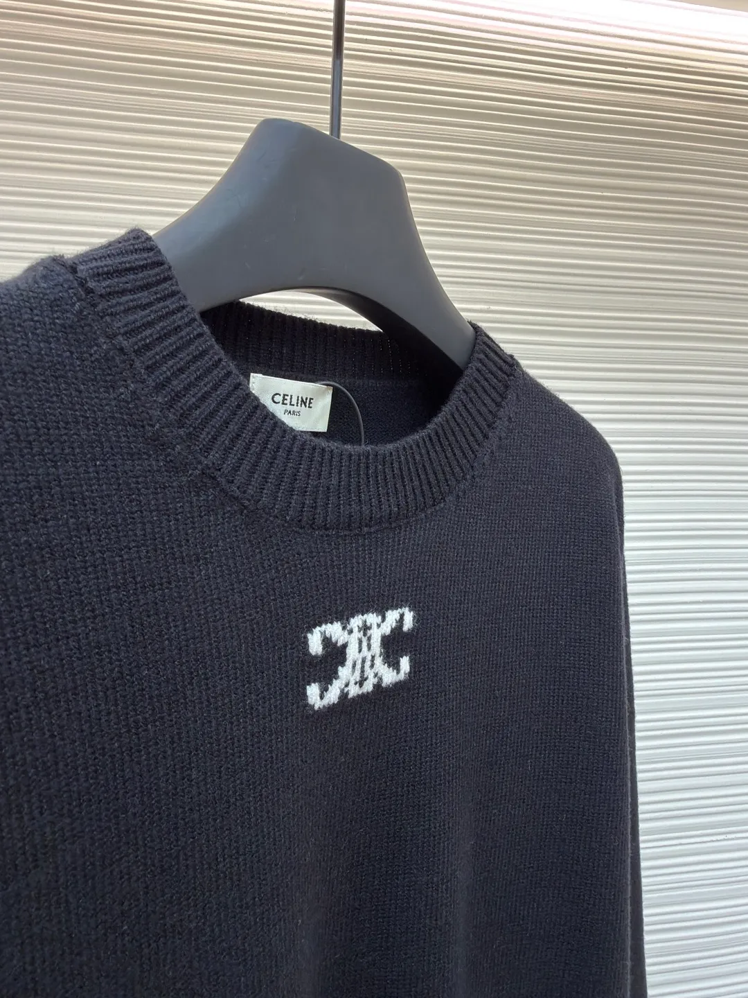 Celine Arc de Triomphe jacquard knitted pullover ●Item number: 1681934-A75 ●Fabric: wool blended fabric ●Technology: jacquard knitting ●Color: black ●Version: fitted version ●Weight: about 535 grams ●Size: S-M-L-XL ●Description: Made of 30% wool, 70% cotton. Partial intarsia craftsmanship, imported 12-knit fabric. The entire garment takes 120 minutes to complete. Garment washing - removal of wool impurities - color fixation - fixed version. This model is CELINE's 2026 new masterpiece. The chest is embellished with partial intarsia of the Arc de Triomphe, adding a new design style. Wool 30% 70% cotton yarn. Not machine washable - do not rinse. The overall wiring is straight and delicate, the fabric is comfortable and soft, and the color is consistent without color difference. It can be matched with the same style to create a fashionable look and control various occasions. Customized accessories, complete with three standards, same style for men and women!