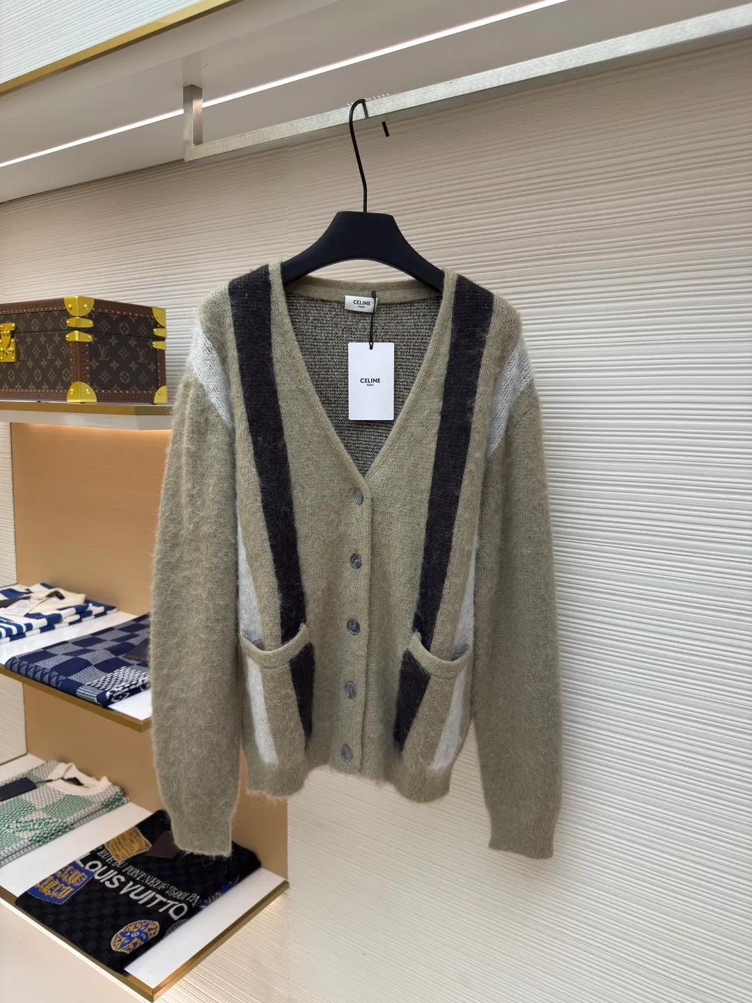 CELINE contrasting color mohair cardigan ●Authentic product: purchased and developed by 10108 ●Item number: 1680044-B15 ●Fabric: mohair fabric ●Technology: knitting ●Version: loose fit ●Weight: about 625 grams ●Size: S-M-L-XL ●Description: Made of mohair fabric, with excellent texture, comfortable and soft feel, skin-friendly and breathable, and not irritating when worn next to the body, full contrast color design, loose fit, custom-engraved button placket, overall straight and delicate routing, comfortable and soft fabric, consistent color with no color difference. Can be matched with the same style to create a fashionable look, control various occasions, customized accessories, complete three standards, same style for men and women!