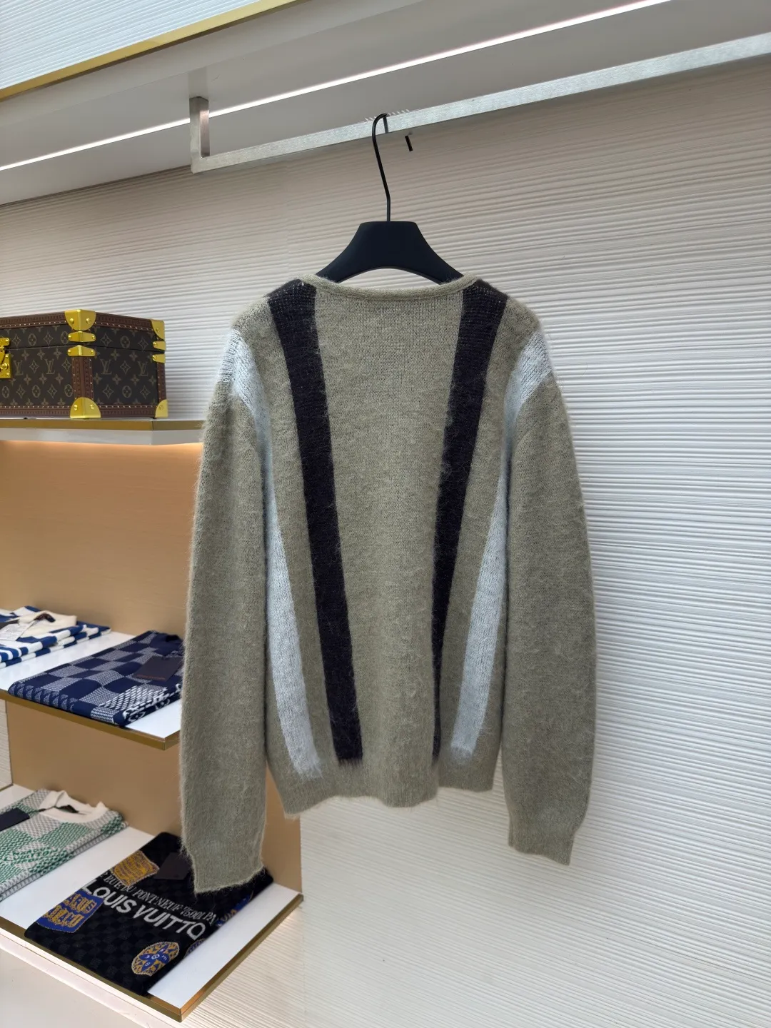 CELINE contrasting color mohair cardigan ●Authentic product: purchased and developed by 10108 ●Item number: 1680044-B15 ●Fabric: mohair fabric ●Technology: knitting ●Version: loose fit ●Weight: about 625 grams ●Size: S-M-L-XL ●Description: Made of mohair fabric, with excellent texture, comfortable and soft feel, skin-friendly and breathable, and not irritating when worn next to the body, full contrast color design, loose fit, custom-engraved button placket, overall straight and delicate routing, comfortable and soft fabric, consistent color with no color difference. Can be matched with the same style to create a fashionable look, control various occasions, customized accessories, complete three standards, same style for men and women!