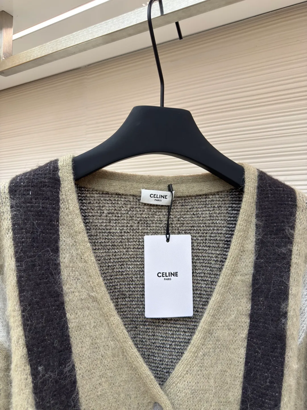 CELINE contrasting color mohair cardigan ●Authentic product: purchased and developed by 10108 ●Item number: 1680044-B15 ●Fabric: mohair fabric ●Technology: knitting ●Version: loose fit ●Weight: about 625 grams ●Size: S-M-L-XL ●Description: Made of mohair fabric, with excellent texture, comfortable and soft feel, skin-friendly and breathable, and not irritating when worn next to the body, full contrast color design, loose fit, custom-engraved button placket, overall straight and delicate routing, comfortable and soft fabric, consistent color with no color difference. Can be matched with the same style to create a fashionable look, control various occasions, customized accessories, complete three standards, same style for men and women!