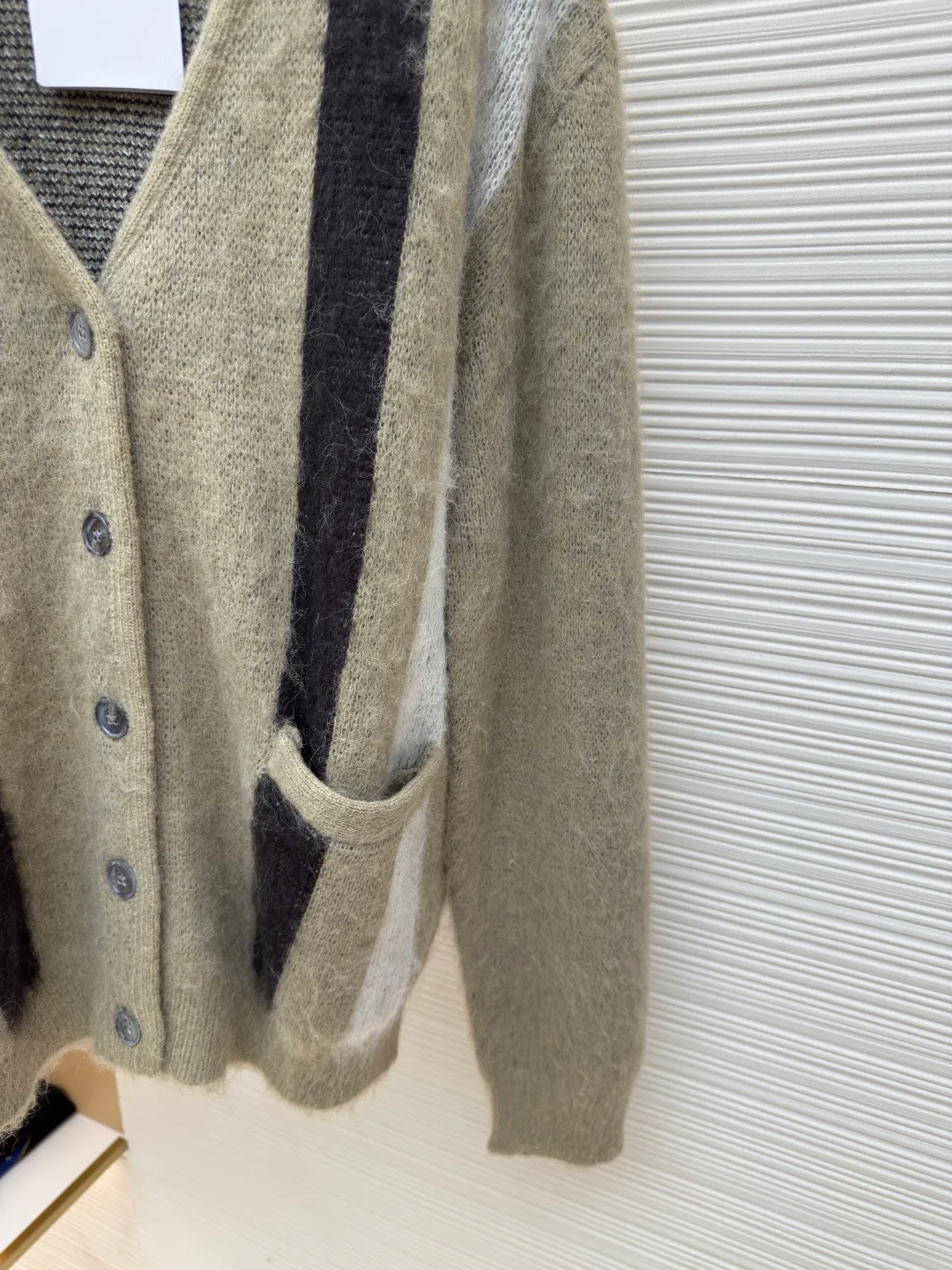 CELINE contrasting color mohair cardigan ●Authentic product: purchased and developed by 10108 ●Item number: 1680044-B15 ●Fabric: mohair fabric ●Technology: knitting ●Version: loose fit ●Weight: about 625 grams ●Size: S-M-L-XL ●Description: Made of mohair fabric, with excellent texture, comfortable and soft feel, skin-friendly and breathable, and not irritating when worn next to the body, full contrast color design, loose fit, custom-engraved button placket, overall straight and delicate routing, comfortable and soft fabric, consistent color with no color difference. Can be matched with the same style to create a fashionable look, control various occasions, customized accessories, complete three standards, same style for men and women!