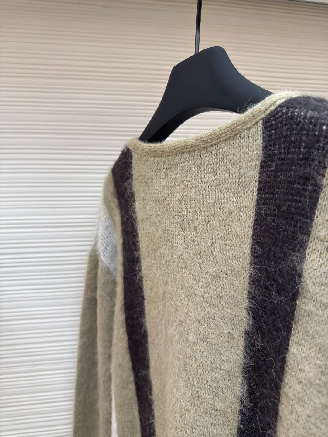 CELINE contrasting color mohair cardigan ●Authentic product: purchased and developed by 10108 ●Item number: 1680044-B15 ●Fabric: mohair fabric ●Technology: knitting ●Version: loose fit ●Weight: about 625 grams ●Size: S-M-L-XL ●Description: Made of mohair fabric, with excellent texture, comfortable and soft feel, skin-friendly and breathable, and not irritating when worn next to the body, full contrast color design, loose fit, custom-engraved button placket, overall straight and delicate routing, comfortable and soft fabric, consistent color with no color difference. Can be matched with the same style to create a fashionable look, control various occasions, customized accessories, complete three standards, same style for men and women!