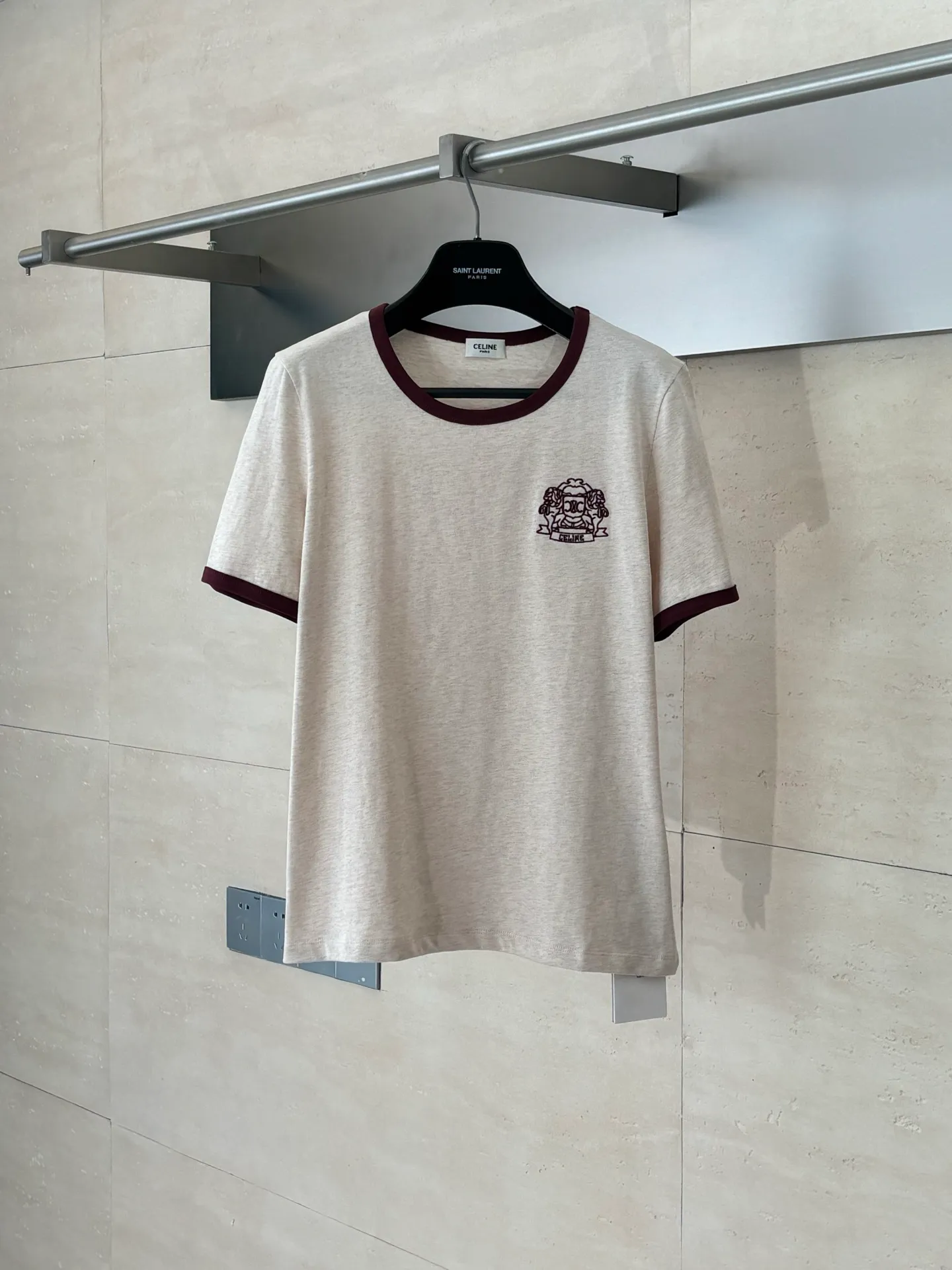 🅿️250 Celien*/Celien 25Ss new round neck badge embroidered short-sleeved T-shirt. Imported cotton material, comfortable, breathable and full of texture. All-over solid base with contrasting edge design on the collar and cuffs. The chest is embellished with the iconic letter badge embroidery decoration to highlight the brand tone and the upper body is simple and elegant. Regular short-sleeved T-shirt tailoring to create a personalized style. It is stylish and stylish when worn alone. Size: S/M/L