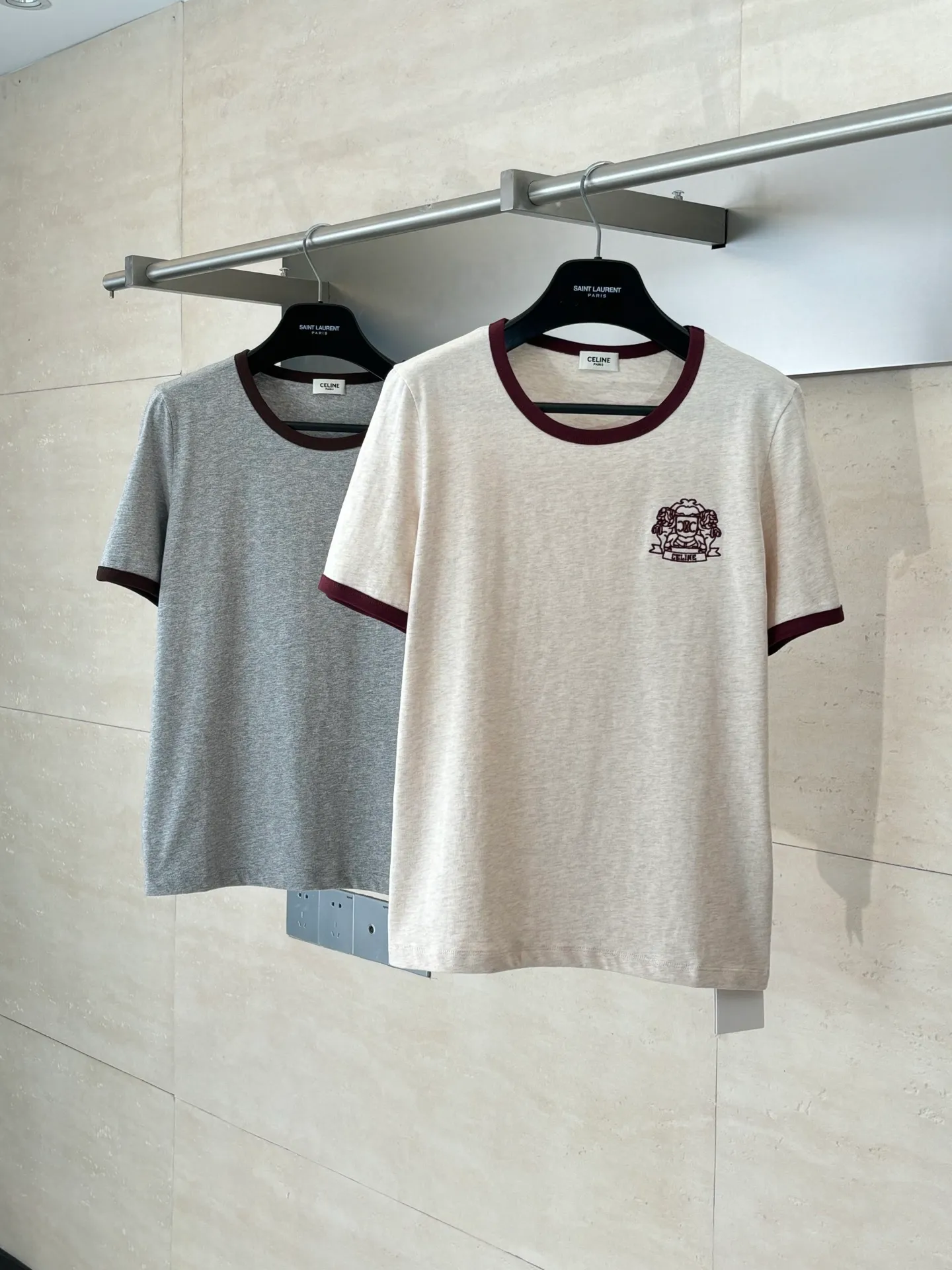 🅿️250 Celien*/Celien 25Ss new round neck badge embroidered short-sleeved T-shirt. Imported cotton material, comfortable, breathable and full of texture. All-over solid base with contrasting edge design on the collar and cuffs. The chest is embellished with the iconic letter badge embroidery decoration to highlight the brand tone and the upper body is simple and elegant. Regular short-sleeved T-shirt tailoring to create a personalized style. It is stylish and stylish when worn alone. Size: S/M/L