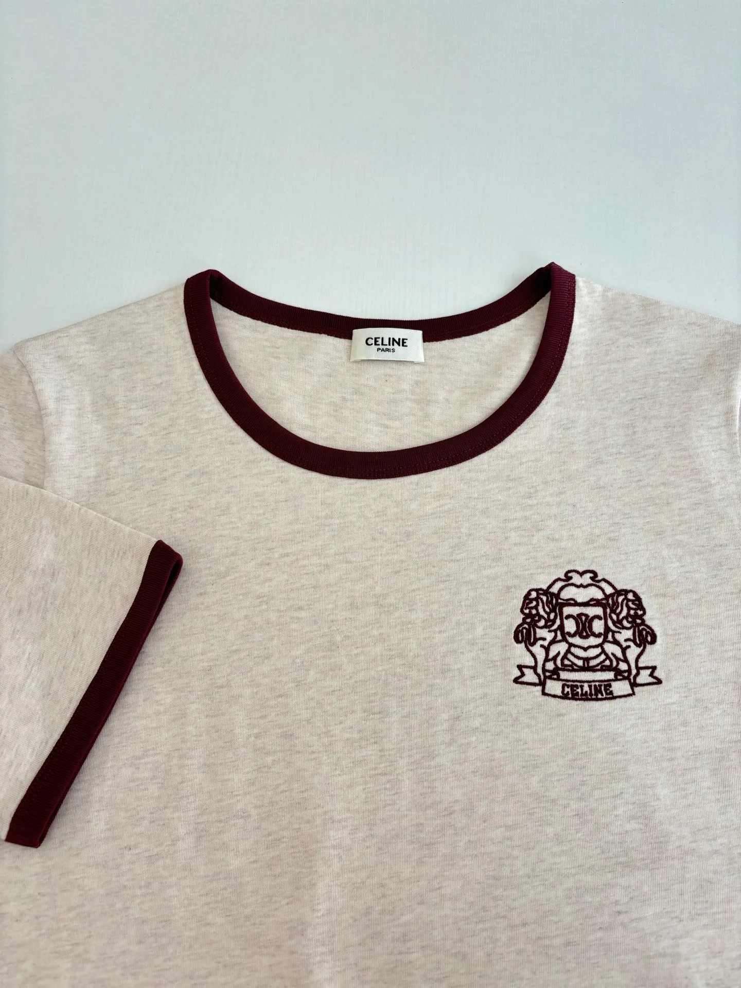 🅿️250 Celien*/Celien 25Ss new round neck badge embroidered short-sleeved T-shirt. Imported cotton material, comfortable, breathable and full of texture. All-over solid base with contrasting edge design on the collar and cuffs. The chest is embellished with the iconic letter badge embroidery decoration to highlight the brand tone and the upper body is simple and elegant. Regular short-sleeved T-shirt tailoring to create a personalized style. It is stylish and stylish when worn alone. Size: S/M/L