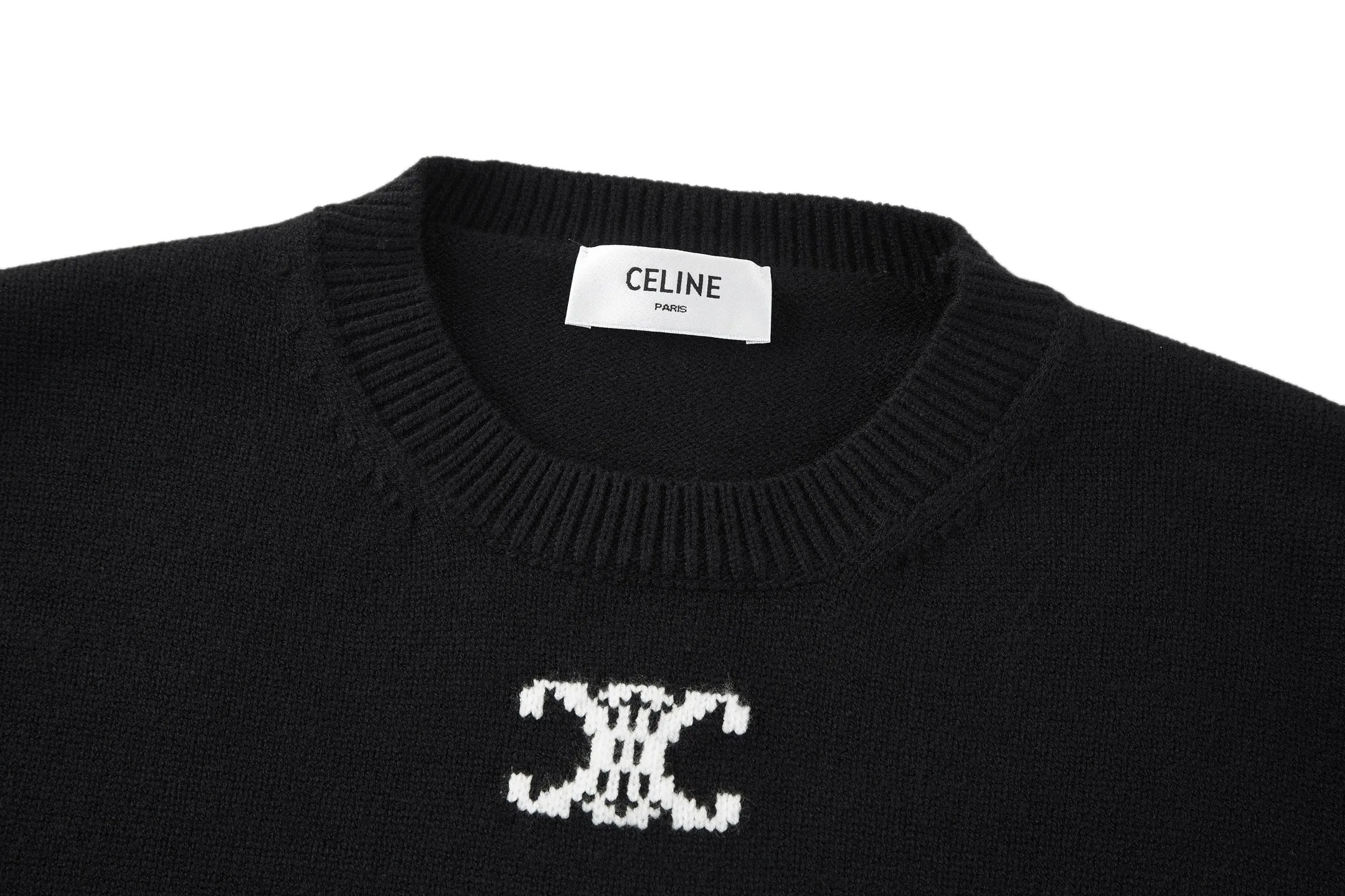🅿️440 Celine Arc de Triomphe jacquard crew neck sweater (black) The fabric is made of 30% wool and 70% cotton. Partial intarsia craftsmanship, imported 12-knit fabric. The entire garment takes 120 minutes to complete. Garment washing - removal of wool impurities - color fixation - fixed version. This model is CELINE's 2026 new masterpiece. The chest is embellished with partial intarsia of the Arc de Triomphe, adding a new design style. Wool 30% 70% cotton yarn. Not machine washable - do not rinse. Size:S-M-L-XL