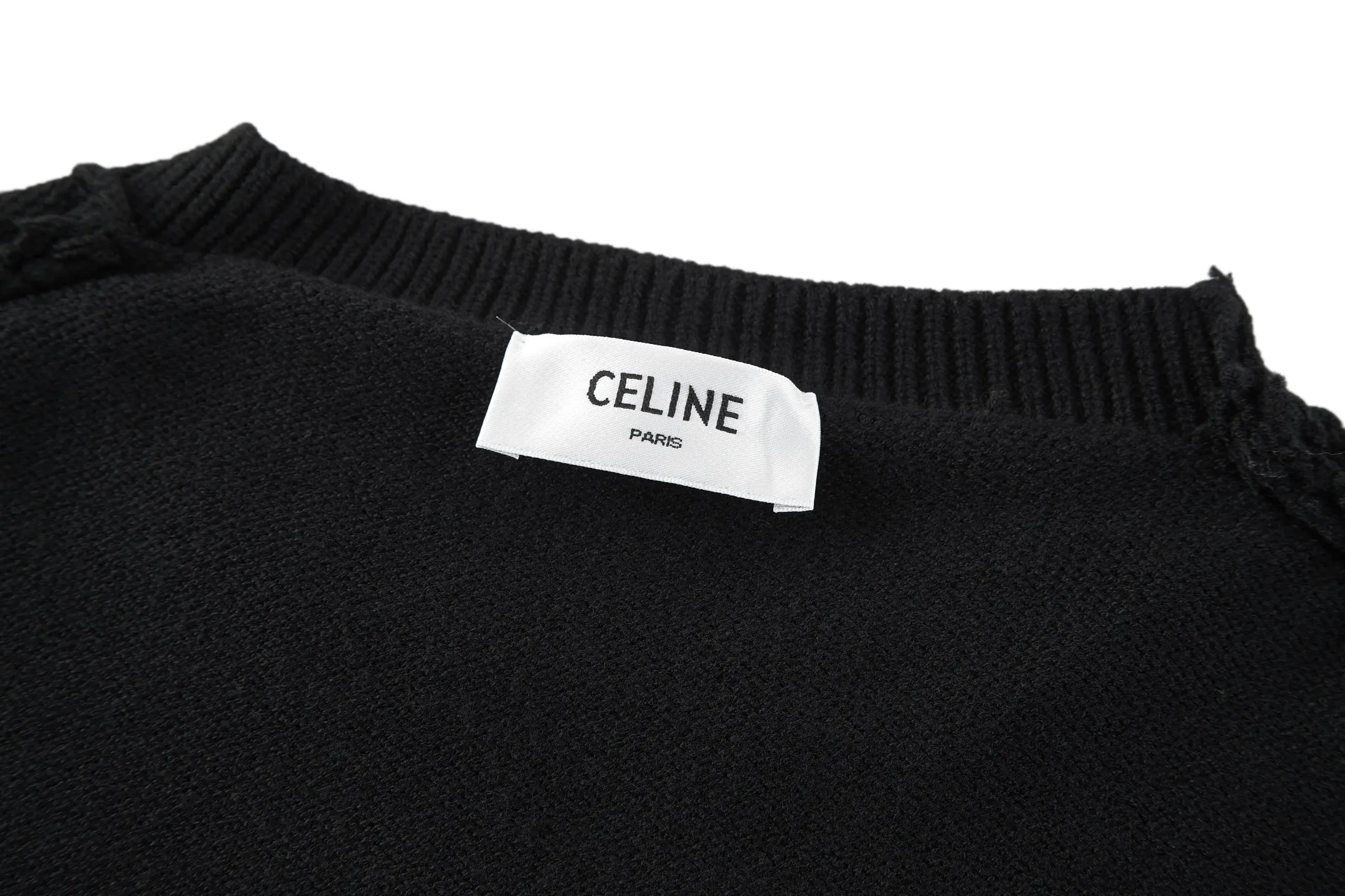 🅿️440 Celine Arc de Triomphe jacquard crew neck sweater (black) The fabric is made of 30% wool and 70% cotton. Partial intarsia craftsmanship, imported 12-knit fabric. The entire garment takes 120 minutes to complete. Garment washing - removal of wool impurities - color fixation - fixed version. This model is CELINE's 2026 new masterpiece. The chest is embellished with partial intarsia of the Arc de Triomphe, adding a new design style. Wool 30% 70% cotton yarn. Not machine washable - do not rinse. Size:S-M-L-XL