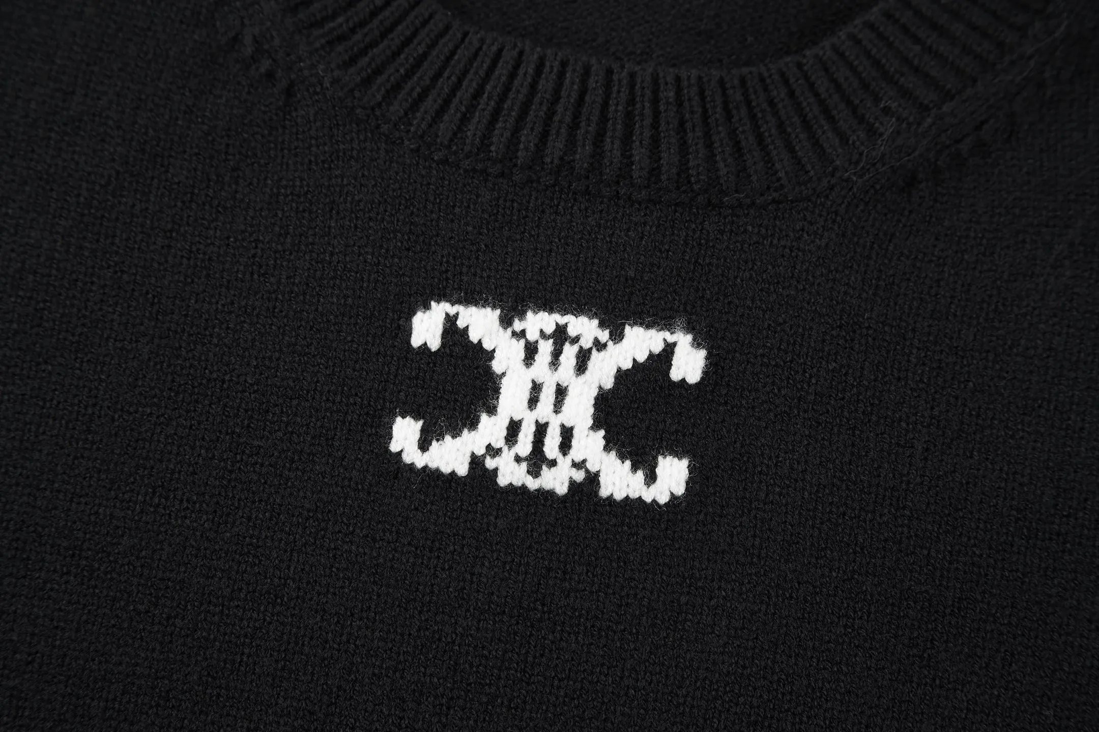 🅿️440 Celine Arc de Triomphe jacquard crew neck sweater (black) The fabric is made of 30% wool and 70% cotton. Partial intarsia craftsmanship, imported 12-knit fabric. The entire garment takes 120 minutes to complete. Garment washing - removal of wool impurities - color fixation - fixed version. This model is CELINE's 2026 new masterpiece. The chest is embellished with partial intarsia of the Arc de Triomphe, adding a new design style. Wool 30% 70% cotton yarn. Not machine washable - do not rinse. Size:S-M-L-XL