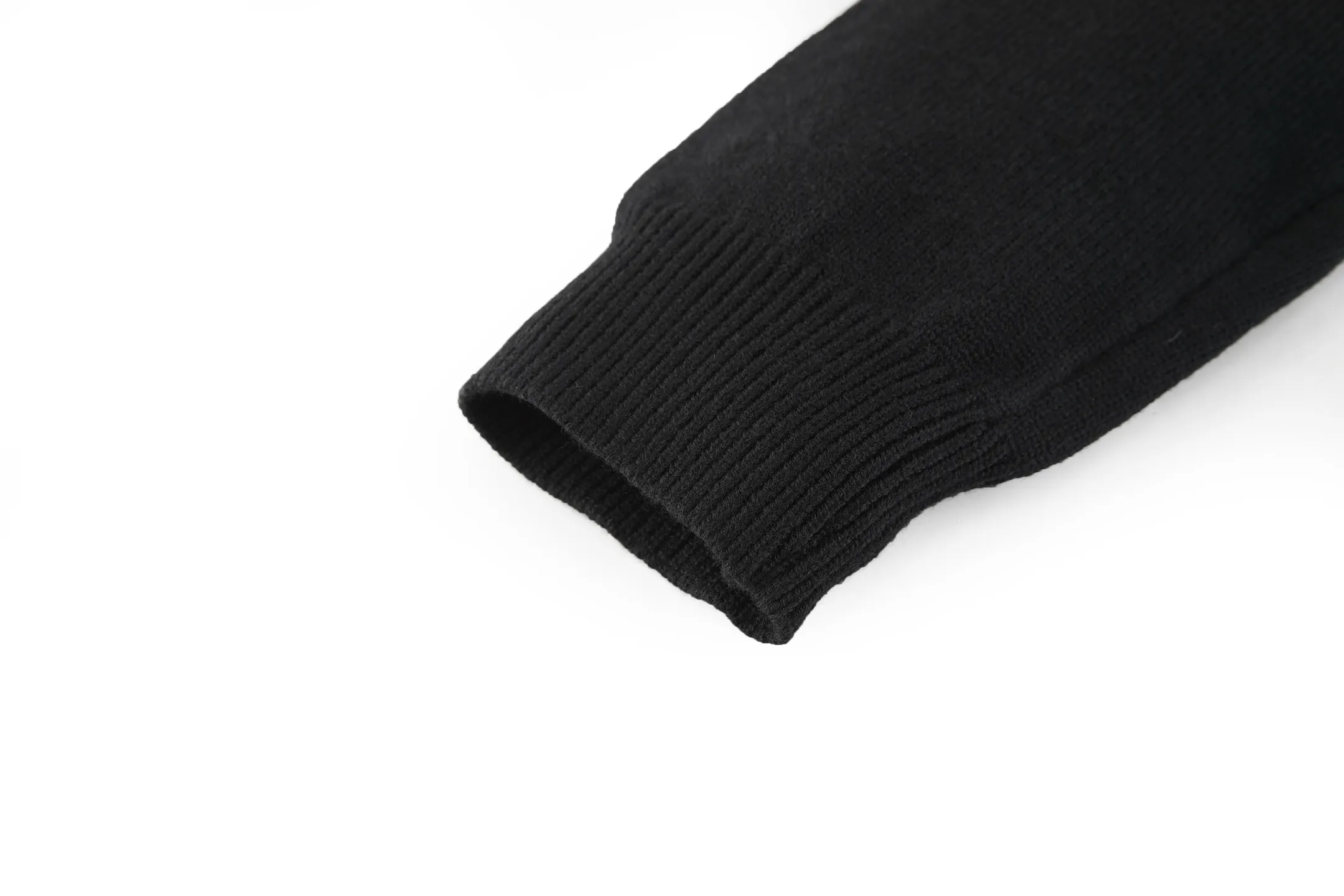🅿️440 Celine Arc de Triomphe jacquard crew neck sweater (black) The fabric is made of 30% wool and 70% cotton. Partial intarsia craftsmanship, imported 12-knit fabric. The entire garment takes 120 minutes to complete. Garment washing - removal of wool impurities - color fixation - fixed version. This model is CELINE's 2026 new masterpiece. The chest is embellished with partial intarsia of the Arc de Triomphe, adding a new design style. Wool 30% 70% cotton yarn. Not machine washable - do not rinse. Size:S-M-L-XL