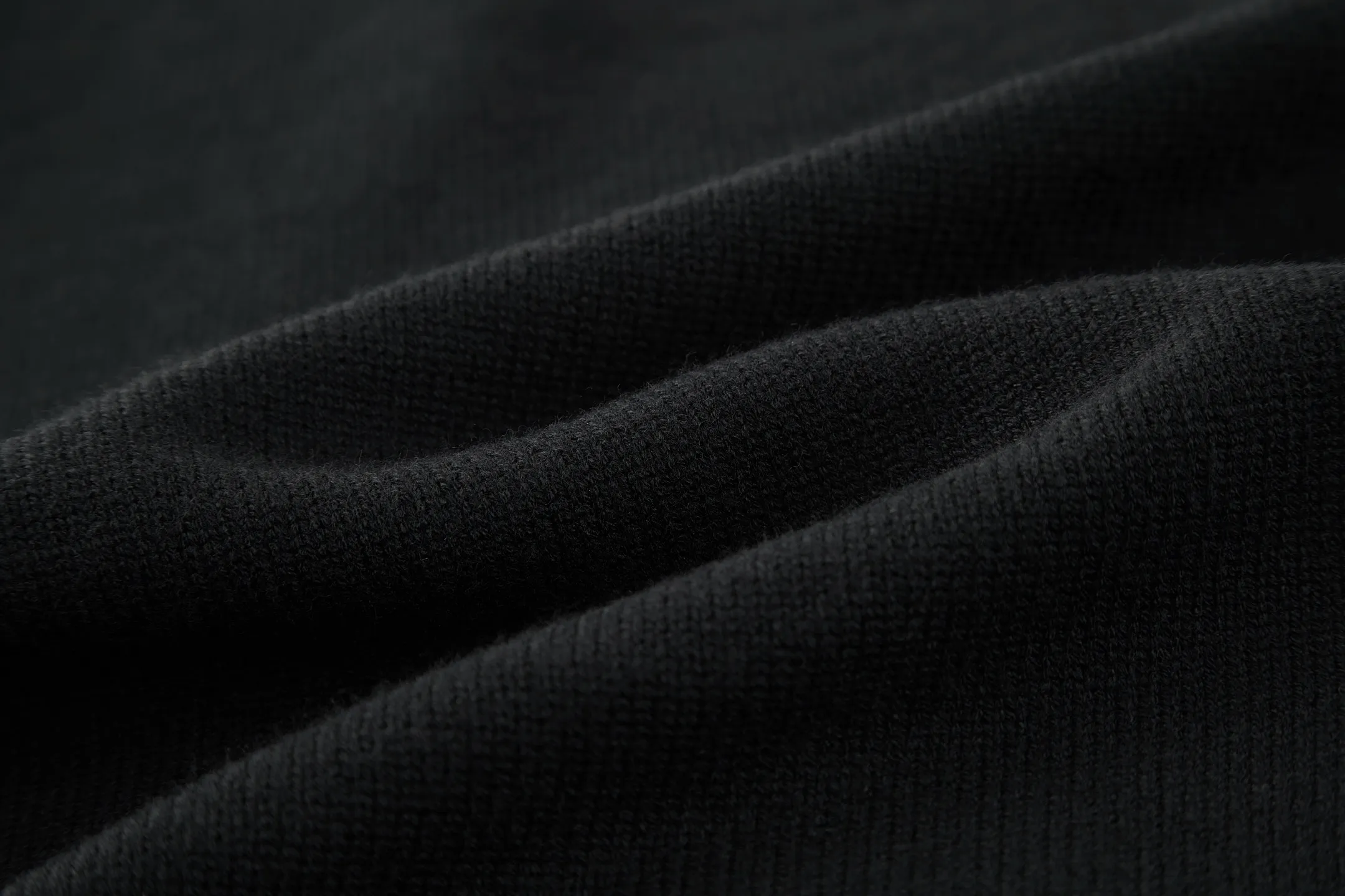 🅿️440 Celine Arc de Triomphe jacquard crew neck sweater (black) The fabric is made of 30% wool and 70% cotton. Partial intarsia craftsmanship, imported 12-knit fabric. The entire garment takes 120 minutes to complete. Garment washing - removal of wool impurities - color fixation - fixed version. This model is CELINE's 2026 new masterpiece. The chest is embellished with partial intarsia of the Arc de Triomphe, adding a new design style. Wool 30% 70% cotton yarn. Not machine washable - do not rinse. Size:S-M-L-XL