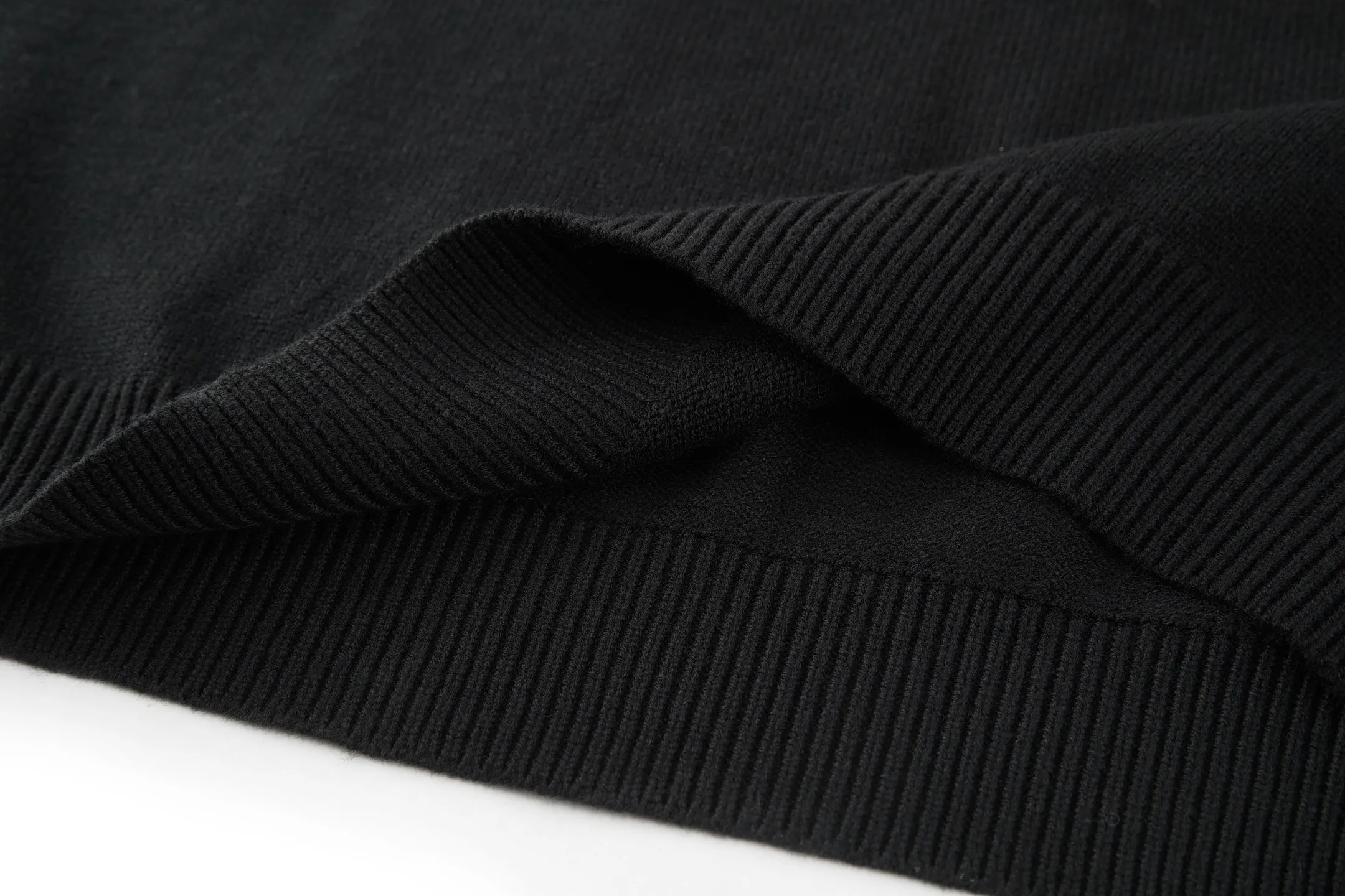 🅿️440 Celine Arc de Triomphe jacquard crew neck sweater (black) The fabric is made of 30% wool and 70% cotton. Partial intarsia craftsmanship, imported 12-knit fabric. The entire garment takes 120 minutes to complete. Garment washing - removal of wool impurities - color fixation - fixed version. This model is CELINE's 2026 new masterpiece. The chest is embellished with partial intarsia of the Arc de Triomphe, adding a new design style. Wool 30% 70% cotton yarn. Not machine washable - do not rinse. Size:S-M-L-XL