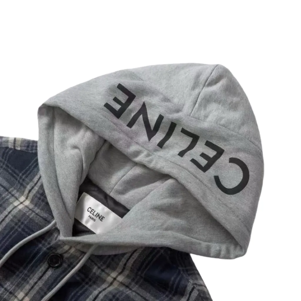 🅿️800 [Exclusive supply] Celine plaid cashmere hooded jacket is made of high-quality cashmere fabric. Cashmere is famous for its softness, warmth and lightness, providing the wearer with excellent comfort and warmth. Hooded design The unique hooded element is both practical and beautiful, providing extra warmth to the wearer while also adding to the overall sense of layering. Plaid pattern As a classic element, the combination of plaid and cashmere fabric makes the whole piece of clothing more visually rich and layered. The navy blue color makes the whole piece of clothing more youthful, fashionable and high-end. Style and cut According to Celine's consistent design concept, this jacket-style shirt has a crisp shape and a well-fitting cut, which can well modify the body lines and show the wearer's elegance. The letter pattern is displayed on the fabric through glue printing. The scraper pressure is even and the scraping is done in 5 times to ensure that the glue is fully penetrated and covered. After curing at high temperature, the pigment is firmly bonded to the cotton fiber. The ink-absorbing and penetrating properties of the cotton fiber make the pattern less likely to fall off due to friction. Size:46-48-50-52