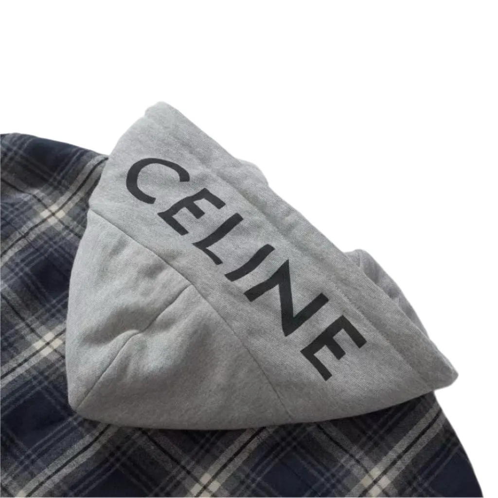 🅿️800 [Exclusive supply] Celine plaid cashmere hooded jacket is made of high-quality cashmere fabric. Cashmere is famous for its softness, warmth and lightness, providing the wearer with excellent comfort and warmth. Hooded design The unique hooded element is both practical and beautiful, providing extra warmth to the wearer while also adding to the overall sense of layering. Plaid pattern As a classic element, the combination of plaid and cashmere fabric makes the whole piece of clothing more visually rich and layered. The navy blue color makes the whole piece of clothing more youthful, fashionable and high-end. Style and cut According to Celine's consistent design concept, this jacket-style shirt has a crisp shape and a well-fitting cut, which can well modify the body lines and show the wearer's elegance. The letter pattern is displayed on the fabric through glue printing. The scraper pressure is even and the scraping is done in 5 times to ensure that the glue is fully penetrated and covered. After curing at high temperature, the pigment is firmly bonded to the cotton fiber. The ink-absorbing and penetrating properties of the cotton fiber make the pattern less likely to fall off due to friction. Size:46-48-50-52