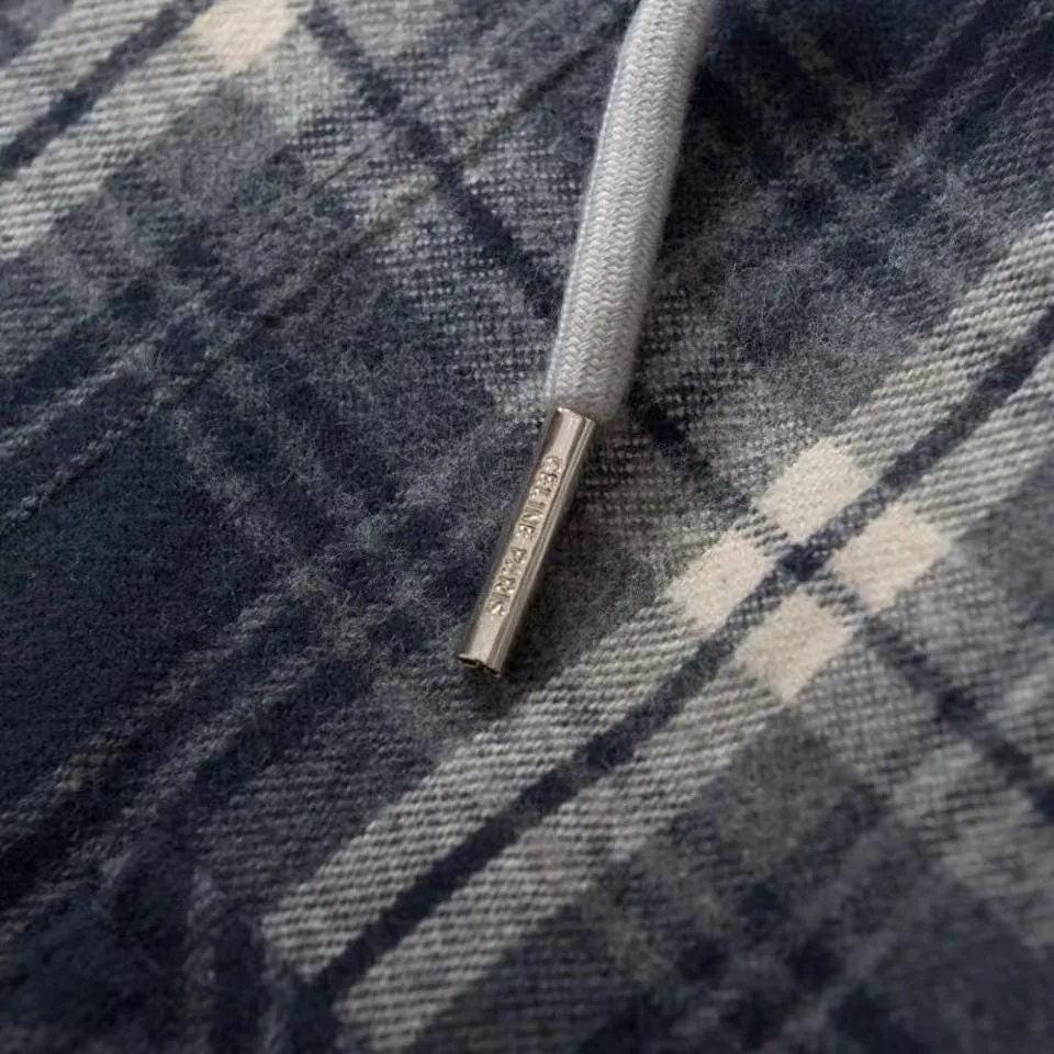 🅿️800 [Exclusive supply] Celine plaid cashmere hooded jacket is made of high-quality cashmere fabric. Cashmere is famous for its softness, warmth and lightness, providing the wearer with excellent comfort and warmth. Hooded design The unique hooded element is both practical and beautiful, providing extra warmth to the wearer while also adding to the overall sense of layering. Plaid pattern As a classic element, the combination of plaid and cashmere fabric makes the whole piece of clothing more visually rich and layered. The navy blue color makes the whole piece of clothing more youthful, fashionable and high-end. Style and cut According to Celine's consistent design concept, this jacket-style shirt has a crisp shape and a well-fitting cut, which can well modify the body lines and show the wearer's elegance. The letter pattern is displayed on the fabric through glue printing. The scraper pressure is even and the scraping is done in 5 times to ensure that the glue is fully penetrated and covered. After curing at high temperature, the pigment is firmly bonded to the cotton fiber. The ink-absorbing and penetrating properties of the cotton fiber make the pattern less likely to fall off due to friction. Size:46-48-50-52