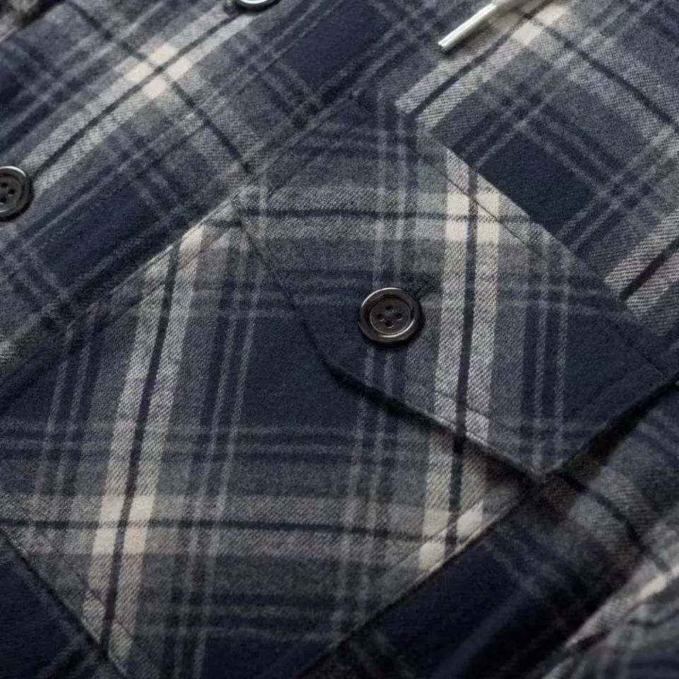🅿️800 [Exclusive supply] Celine plaid cashmere hooded jacket is made of high-quality cashmere fabric. Cashmere is famous for its softness, warmth and lightness, providing the wearer with excellent comfort and warmth. Hooded design The unique hooded element is both practical and beautiful, providing extra warmth to the wearer while also adding to the overall sense of layering. Plaid pattern As a classic element, the combination of plaid and cashmere fabric makes the whole piece of clothing more visually rich and layered. The navy blue color makes the whole piece of clothing more youthful, fashionable and high-end. Style and cut According to Celine's consistent design concept, this jacket-style shirt has a crisp shape and a well-fitting cut, which can well modify the body lines and show the wearer's elegance. The letter pattern is displayed on the fabric through glue printing. The scraper pressure is even and the scraping is done in 5 times to ensure that the glue is fully penetrated and covered. After curing at high temperature, the pigment is firmly bonded to the cotton fiber. The ink-absorbing and penetrating properties of the cotton fiber make the pattern less likely to fall off due to friction. Size:46-48-50-52