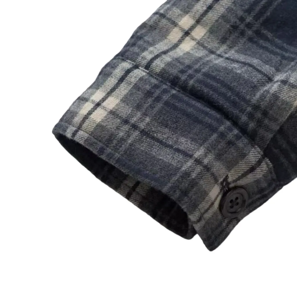 🅿️800 [Exclusive supply] Celine plaid cashmere hooded jacket is made of high-quality cashmere fabric. Cashmere is famous for its softness, warmth and lightness, providing the wearer with excellent comfort and warmth. Hooded design The unique hooded element is both practical and beautiful, providing extra warmth to the wearer while also adding to the overall sense of layering. Plaid pattern As a classic element, the combination of plaid and cashmere fabric makes the whole piece of clothing more visually rich and layered. The navy blue color makes the whole piece of clothing more youthful, fashionable and high-end. Style and cut According to Celine's consistent design concept, this jacket-style shirt has a crisp shape and a well-fitting cut, which can well modify the body lines and show the wearer's elegance. The letter pattern is displayed on the fabric through glue printing. The scraper pressure is even and the scraping is done in 5 times to ensure that the glue is fully penetrated and covered. After curing at high temperature, the pigment is firmly bonded to the cotton fiber. The ink-absorbing and penetrating properties of the cotton fiber make the pattern less likely to fall off due to friction. Size:46-48-50-52