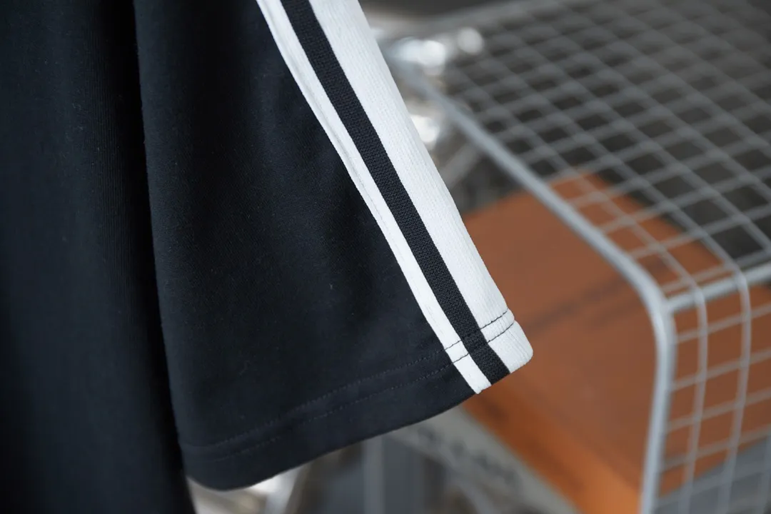 🅿️180 CELIN* 25SS early spring new style embroidered letter printed short sleeves, light luxury, essential item for daily commuting for men and women, correct version, welcome to compare, detailed features · 320g 100% pure cotton double yarn jersey fabric · Custom dyed in the same cylinder, special thickened 32 pieces double-strand 1X1 thread · Needle embroidered letter logo on the front. Classic icon screen printing on the sleeves · Double-needle sewing and cross-seam technology · Original main mark, washed tag, brand moisture-proof paper packaging Color: black/white Size: S/M/L/XL