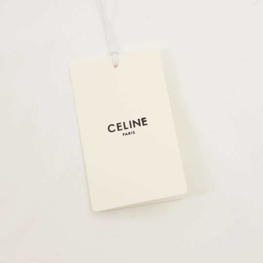 🅿️250 Celine Celine round neck short-sleeved T-shirt with patch embroidered letters. Complete with three labels. Made of high-end Salona fabric, with patch embroidery on the front. It feels very comfortable. OS drop shoulder style, fashionable and individual, super versatile! The threaded neckline is not loose, the color is fixed at high temperature, and the through-shoulder strapping process is used. Unisex Size: XS-L