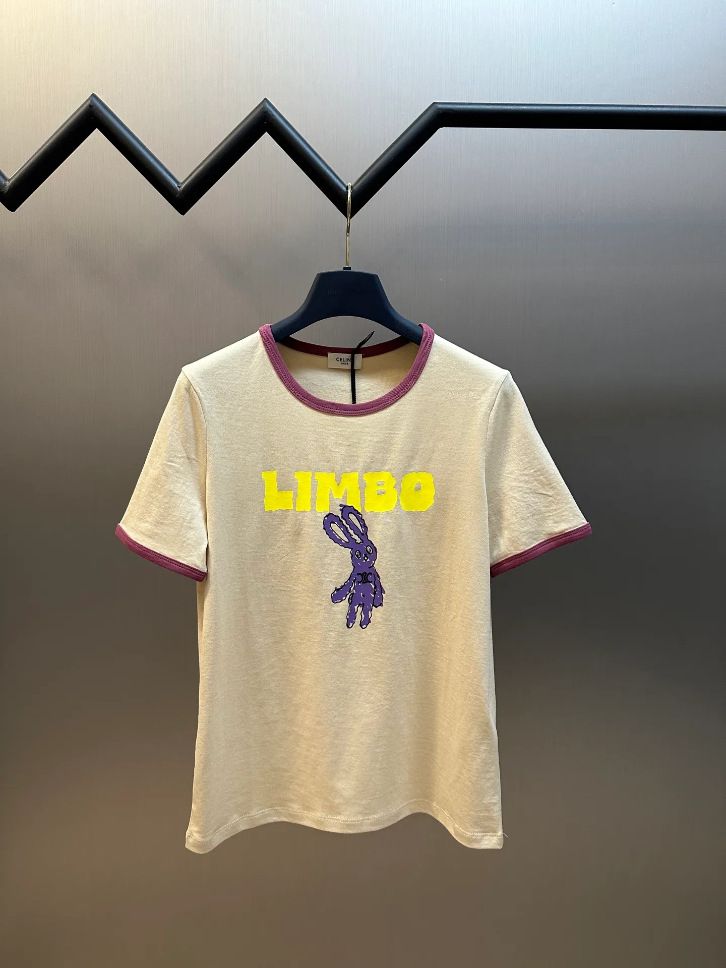 🅿️260 Celine 25 Capsule Series Rabbit Print Short Sleeves The latest season’s casual capsule series incorporates interesting patterns designed by CELINE Studio ~ This piece has a light beige background, with pink and purple cotton piping on the collar and cuffs, and the plush rabbit pattern and letters add to the playfulness.  size：s m l