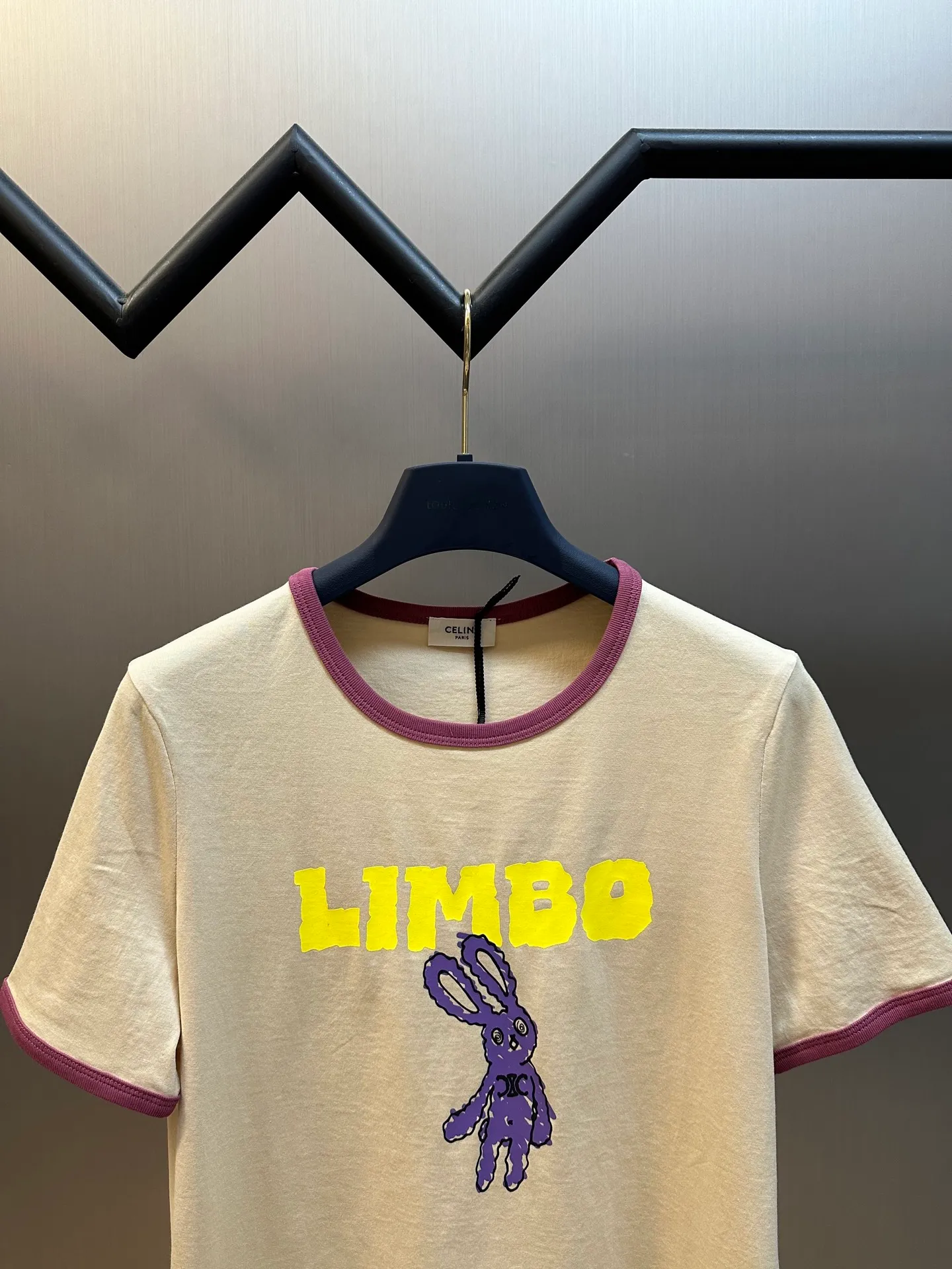 🅿️260 Celine 25 Capsule Series Rabbit Print Short Sleeves The latest season’s casual capsule series incorporates interesting patterns designed by CELINE Studio ~ This piece has a light beige background, with pink and purple cotton piping on the collar and cuffs, and the plush rabbit pattern and letters add to the playfulness.  size：s m l