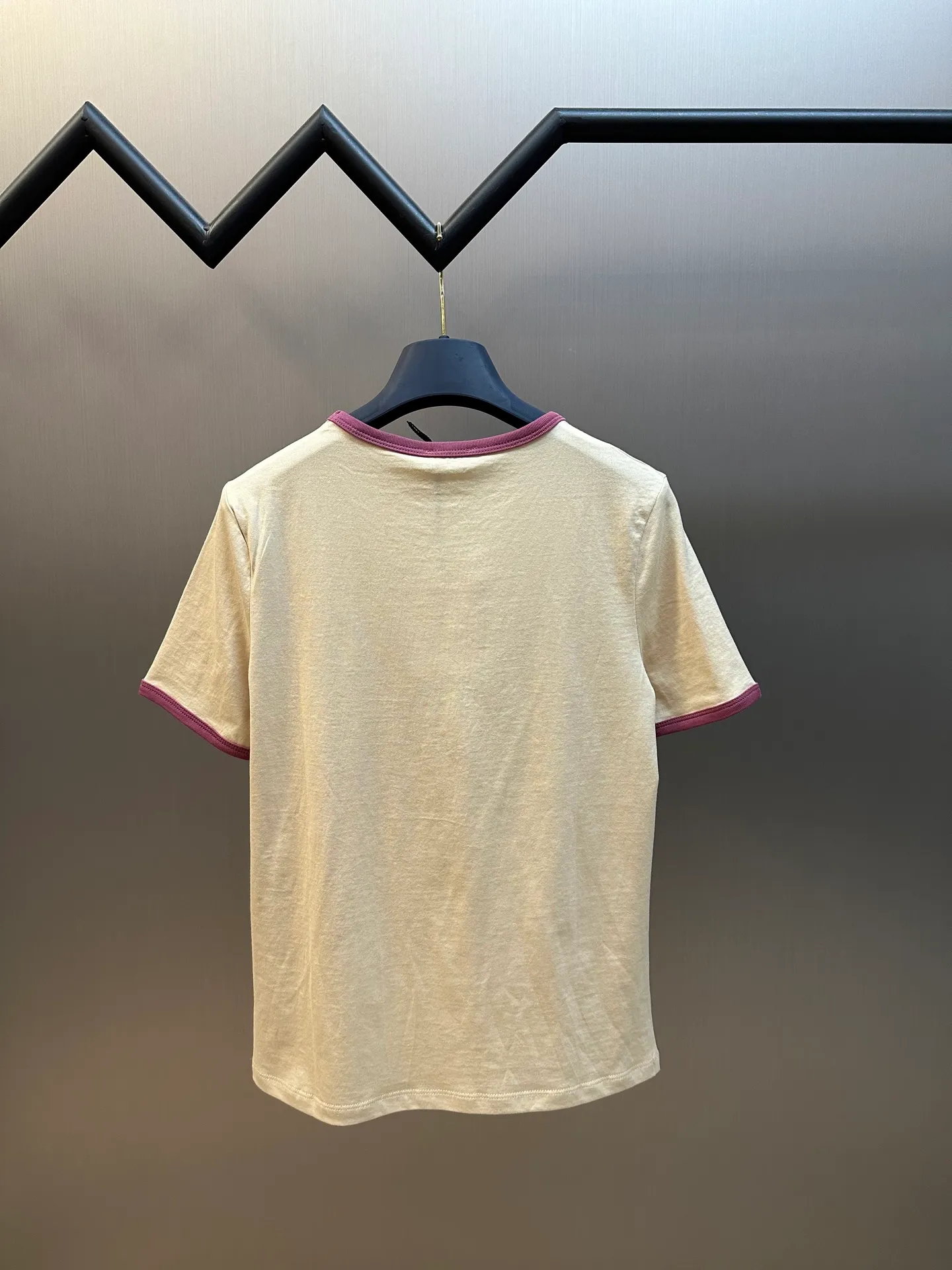 🅿️260 Celine 25 Capsule Series Rabbit Print Short Sleeves The latest season’s casual capsule series incorporates interesting patterns designed by CELINE Studio ~ This piece has a light beige background, with pink and purple cotton piping on the collar and cuffs, and the plush rabbit pattern and letters add to the playfulness.  size：s m l