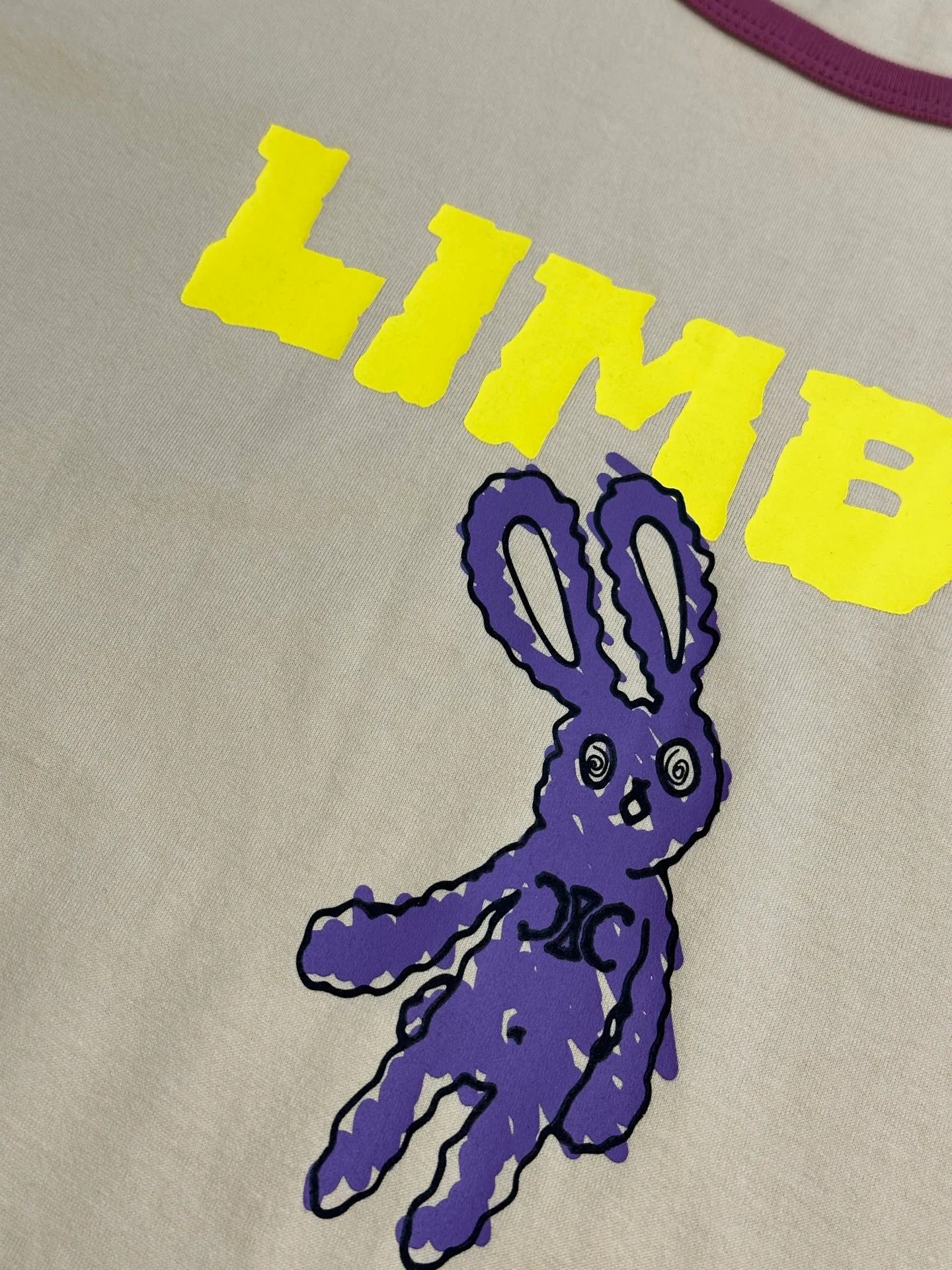 🅿️260 Celine 25 Capsule Series Rabbit Print Short Sleeves The latest season’s casual capsule series incorporates interesting patterns designed by CELINE Studio ~ This piece has a light beige background, with pink and purple cotton piping on the collar and cuffs, and the plush rabbit pattern and letters add to the playfulness.  size：s m l