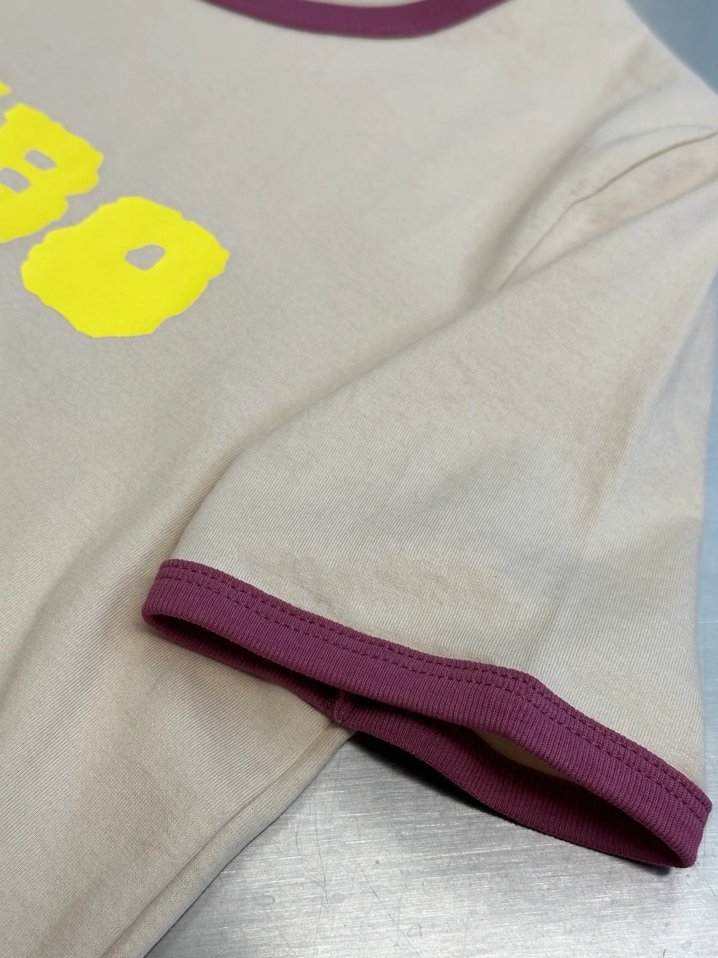 🅿️260 Celine 25 Capsule Series Rabbit Print Short Sleeves The latest season’s casual capsule series incorporates interesting patterns designed by CELINE Studio ~ This piece has a light beige background, with pink and purple cotton piping on the collar and cuffs, and the plush rabbit pattern and letters add to the playfulness.  size：s m l