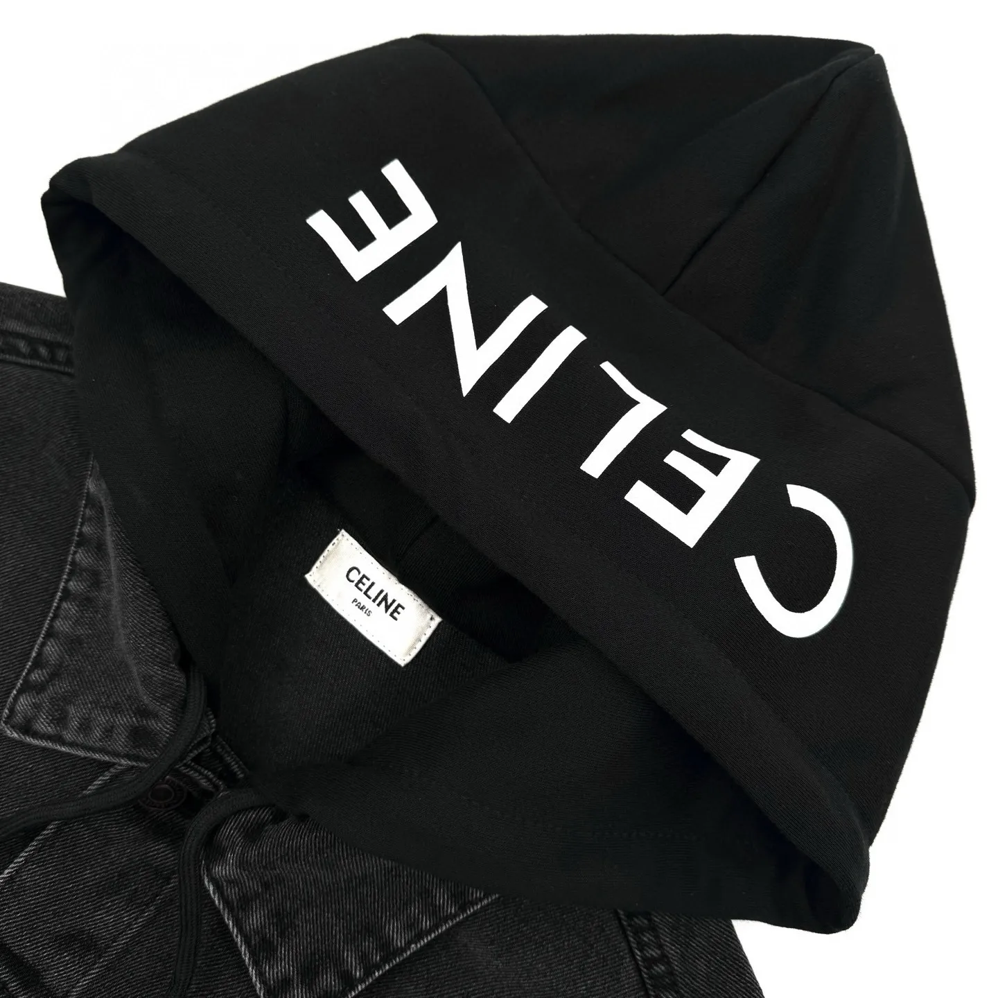 🅿️560 [Exclusive supply] Celine 24FW hooded denim jacket (black). The original purchase is 14,500 and developed. The fabric is made of customized high-density cotton twill denim. It is full of texture and comfortable to the skin. It is painted in classic retro black and is full of natural purity and simplicity. The front panel is simple and neat in clean fit style. The Celine mark is on the hood. It is not noisy but has its own sound. The original charm of the denim jacket is outlined with clean and neat lines. The charm of simplicity and the charm of versatility. The whole garment is washed with medium filtration. A special solution is used to remove stains and slight fading. Then it is washed with snowflakes. It is faded by strong washing methods to make the color more uniform. Complex workmanship and high loss; pure manual high-elastic offset printing technology. Every coloring. Every press. After repeated pulling, the original shape and color are still maintained during washing and other processes. It can better reflect the craftsman's exquisite skills and control of details. The entire garment is sewn using an embedded clamping machine. The embedded clamping machine can control the distance between the double needles by changing the needle position to achieve seamless, smooth and tidy splicing. Size:S-M-L-XL