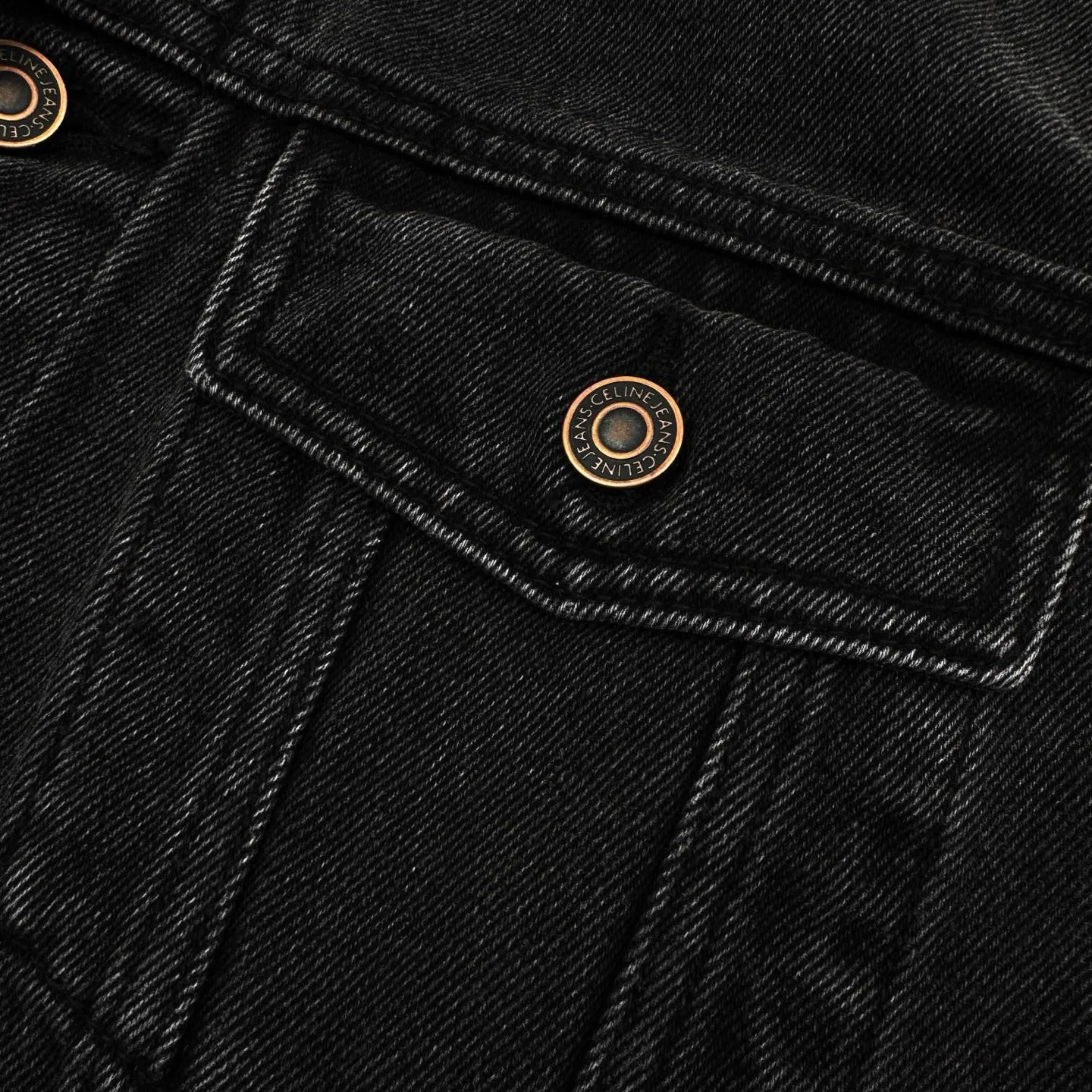 🅿️560 [Exclusive supply] Celine 24FW hooded denim jacket (black). The original purchase is 14,500 and developed. The fabric is made of customized high-density cotton twill denim. It is full of texture and comfortable to the skin. It is painted in classic retro black and is full of natural purity and simplicity. The front panel is simple and neat in clean fit style. The Celine mark is on the hood. It is not noisy but has its own sound. The original charm of the denim jacket is outlined with clean and neat lines. The charm of simplicity and the charm of versatility. The whole garment is washed with medium filtration. A special solution is used to remove stains and slight fading. Then it is washed with snowflakes. It is faded by strong washing methods to make the color more uniform. Complex workmanship and high loss; pure manual high-elastic offset printing technology. Every coloring. Every press. After repeated pulling, the original shape and color are still maintained during washing and other processes. It can better reflect the craftsman's exquisite skills and control of details. The entire garment is sewn using an embedded clamping machine. The embedded clamping machine can control the distance between the double needles by changing the needle position to achieve seamless, smooth and tidy splicing. Size:S-M-L-XL